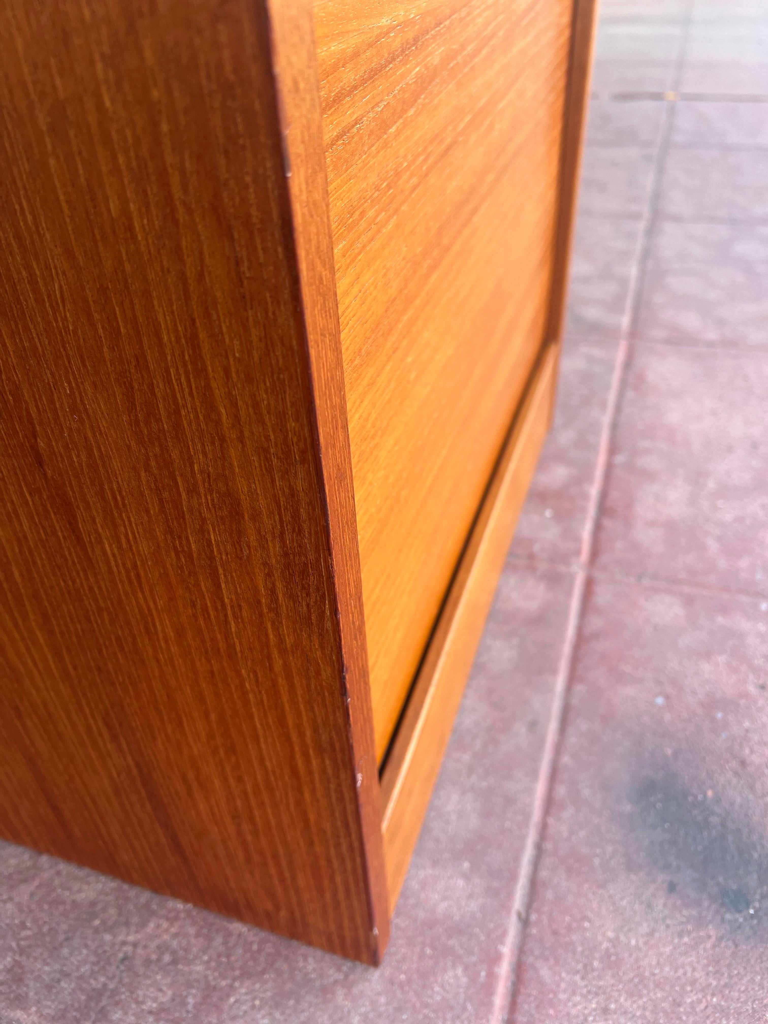 Schedario danese moderno in teak con porta a tamburo e chiave anni '70 in vendita 3