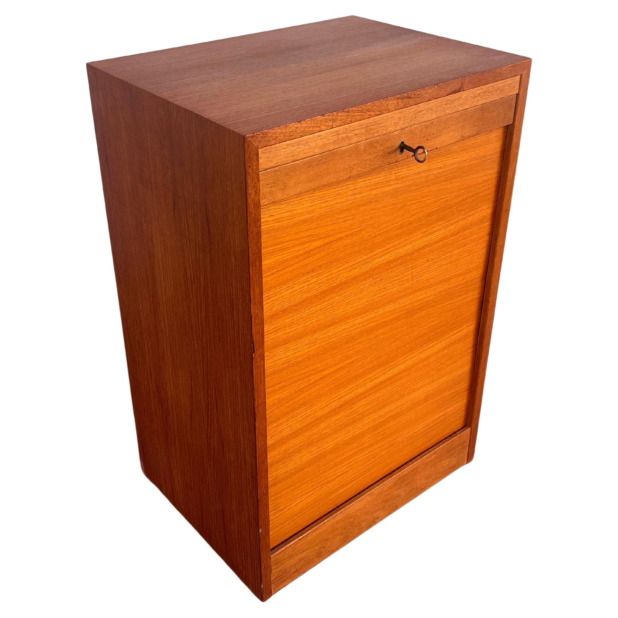 Scandinavo moderno Schedario danese moderno in teak con porta a tamburo e chiave anni '70 in vendita
