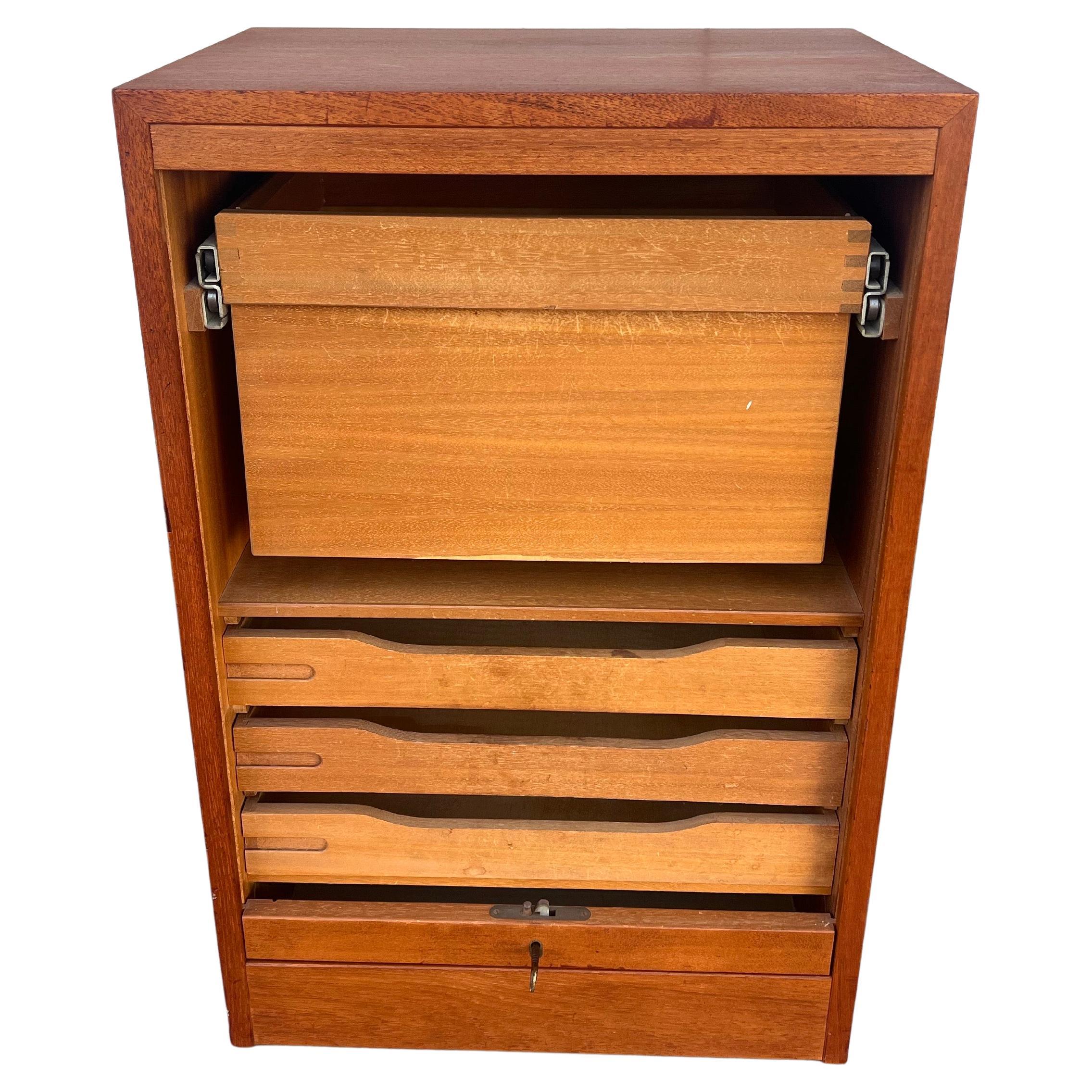 Danese Schedario danese moderno in teak con porta a tamburo e chiave anni '70 in vendita