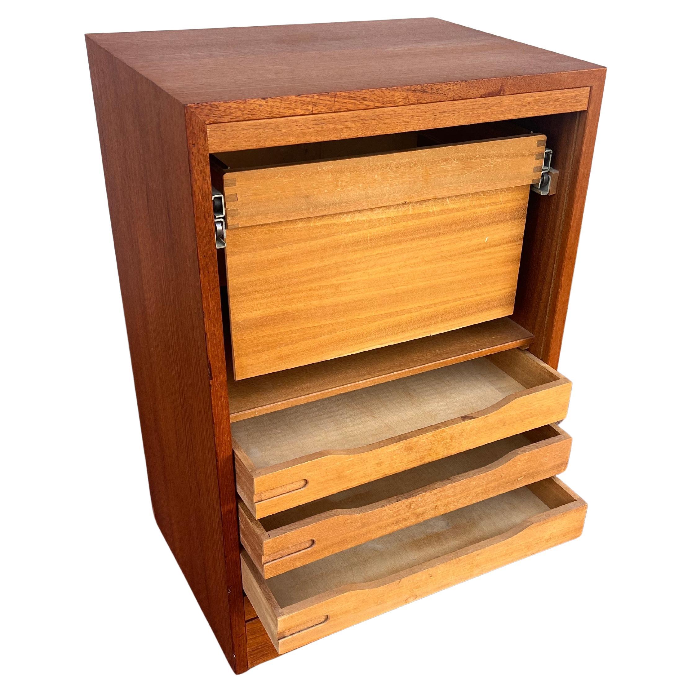 Schedario danese moderno in teak con porta a tamburo e chiave anni '70 In condizioni buone in vendita a San Diego, CA