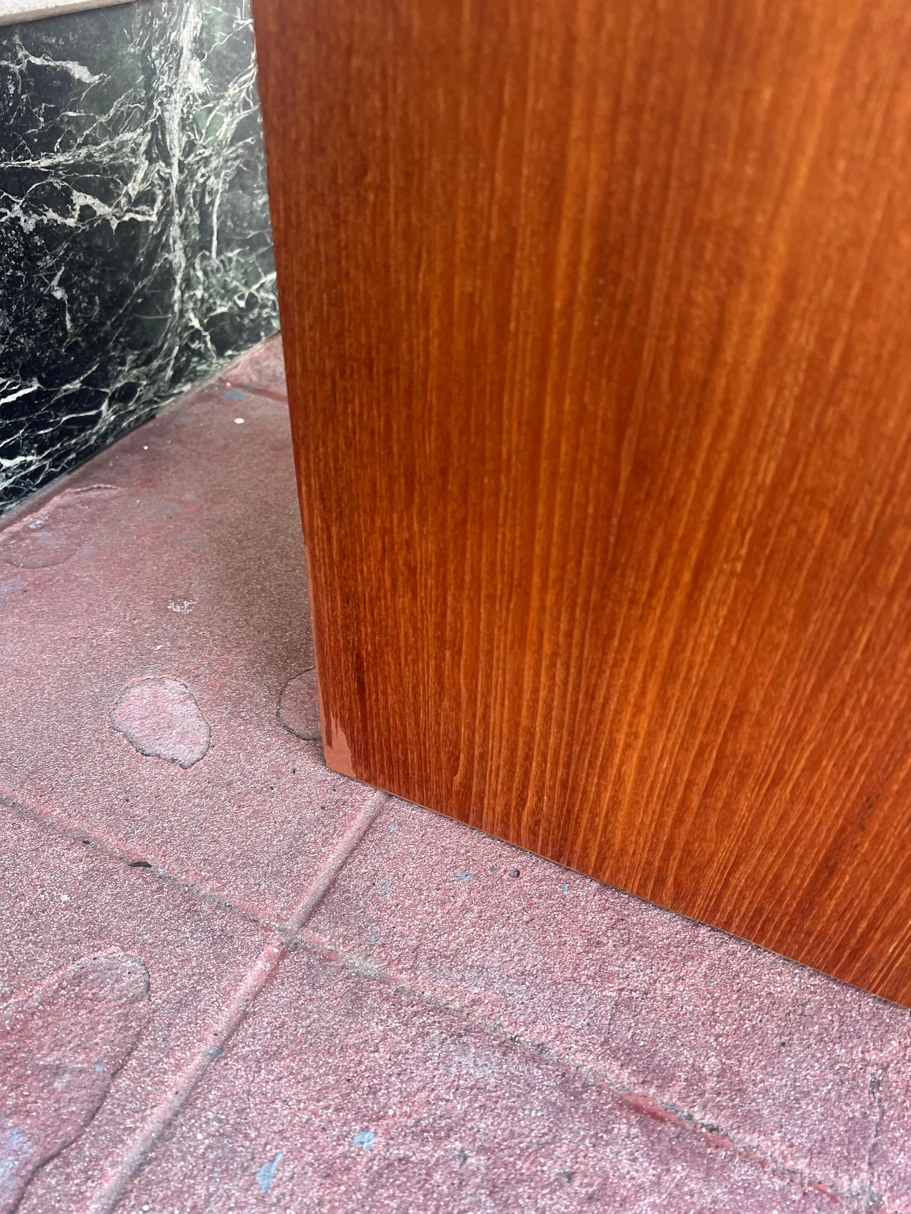 XX secolo Schedario danese moderno in teak con porta a tamburo e chiave anni '70 in vendita