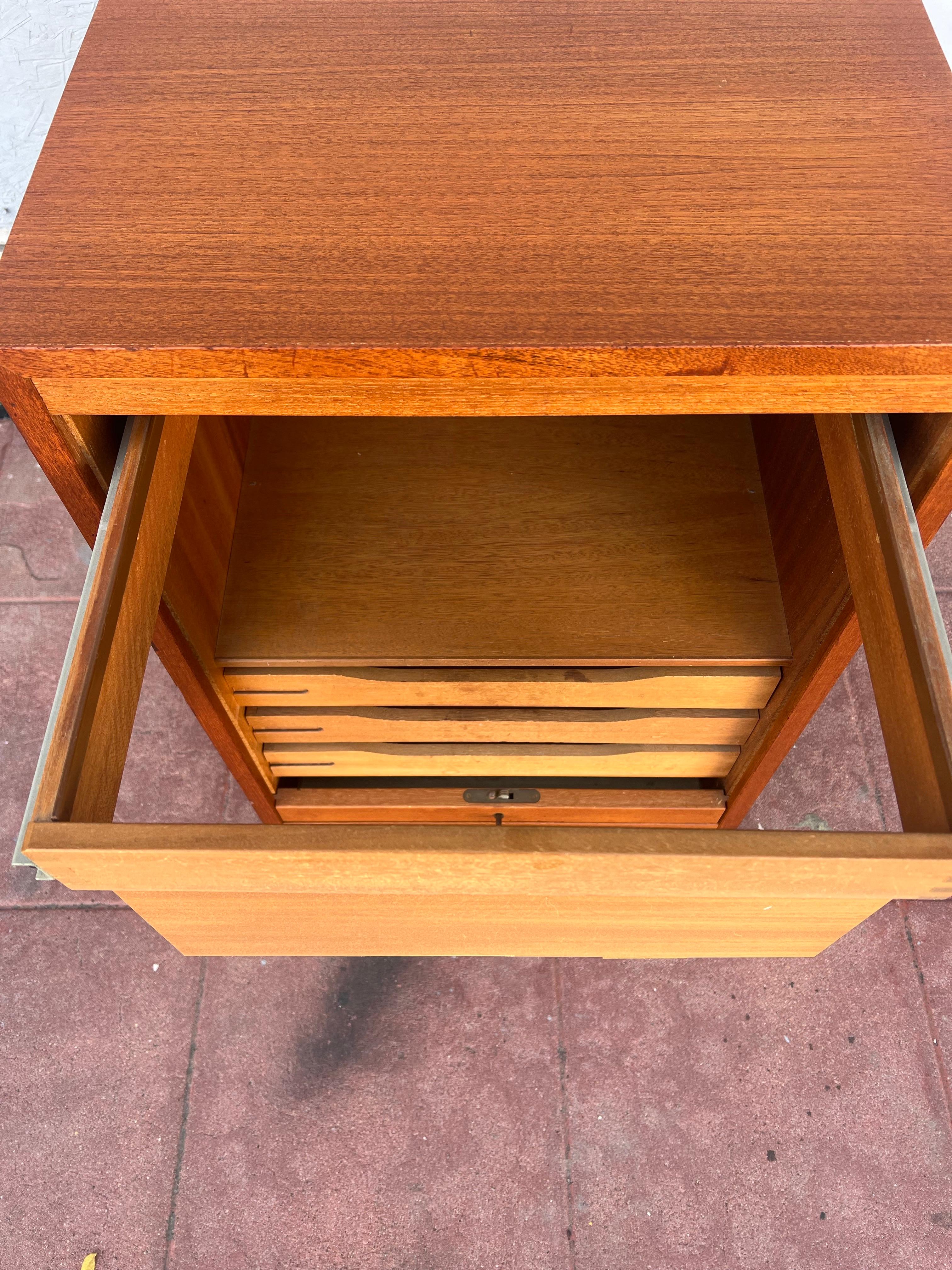 Teak Schedario danese moderno in teak con porta a tamburo e chiave anni '70 in vendita
