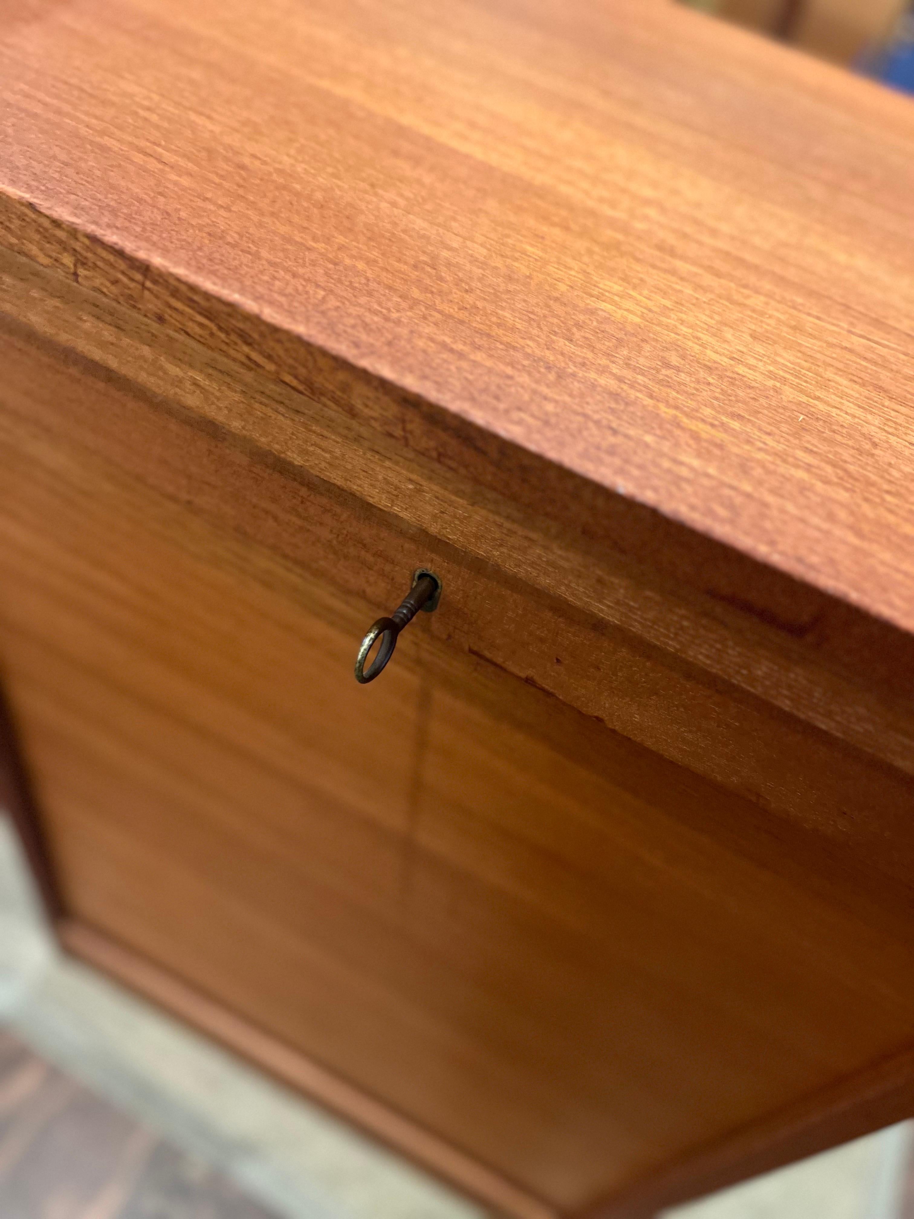 Schedario danese moderno in teak con porta a tamburo e chiave anni '70 in vendita 2