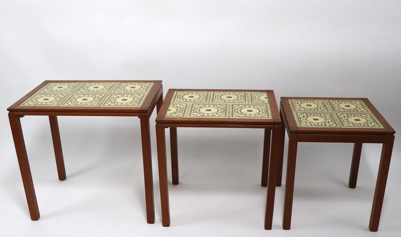Scandinave moderne Tables gigognes modernes danoises en teck avec plateau en carreaux par Willy Ryomgard Mobelfabriken en vente