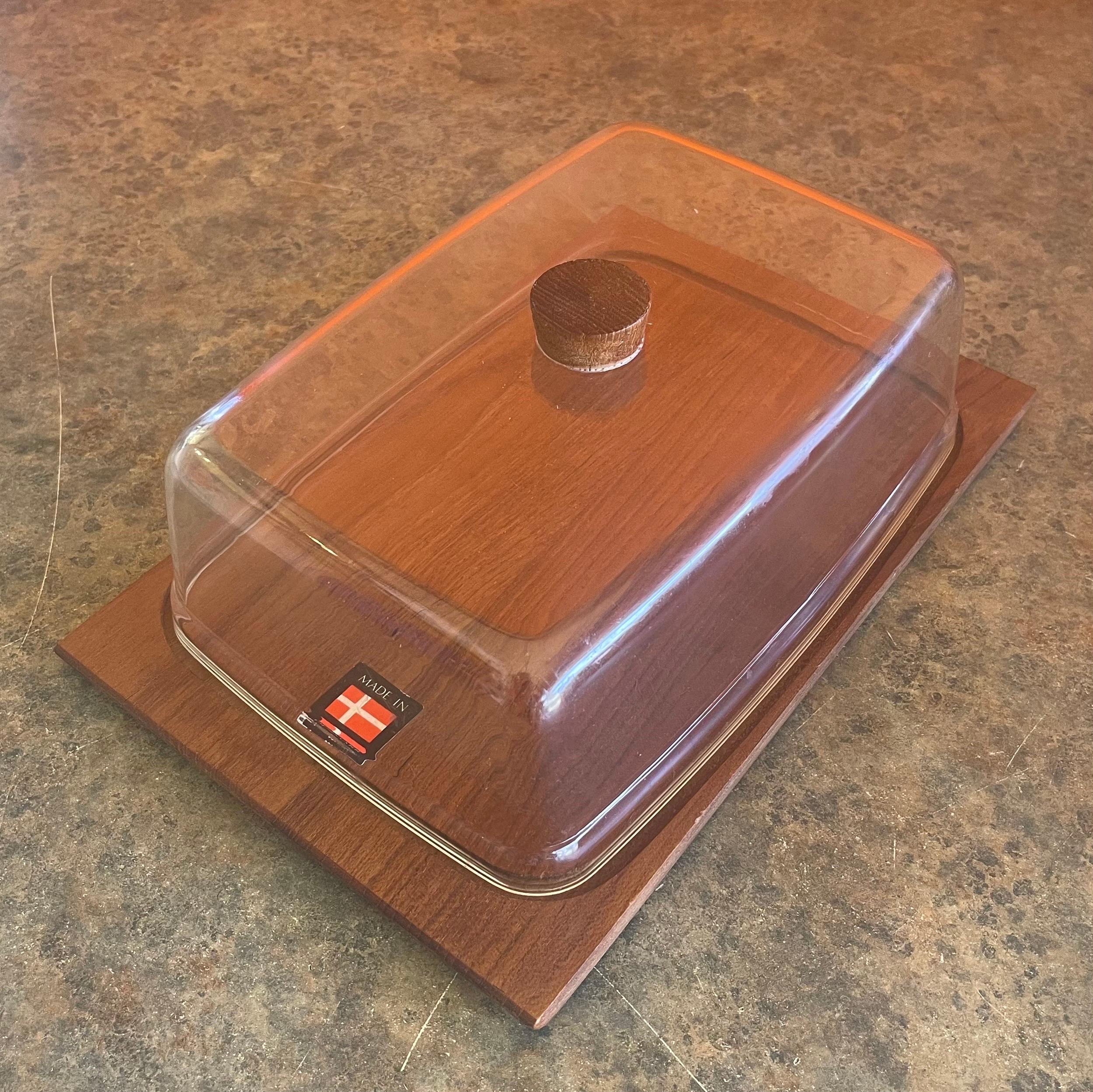 Very nice Danish modern teak tray / cheese board with dome lid, circa 1970s. The board is in good vintage condition and measures 12