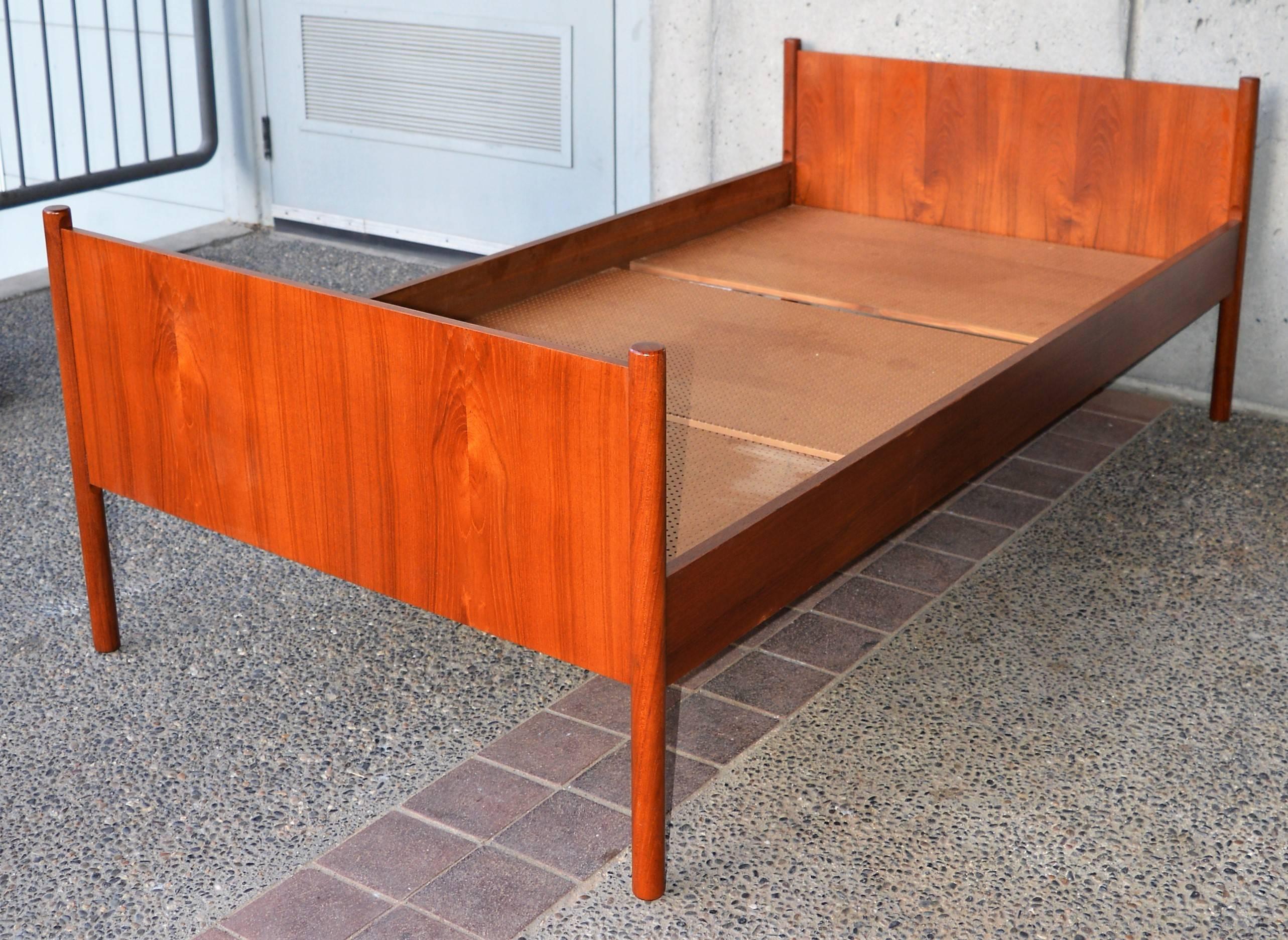 Danish Modern Teak Twin Bed Frame by Westnofa with Rails and Slats In Excellent Condition In New Westminster, British Columbia