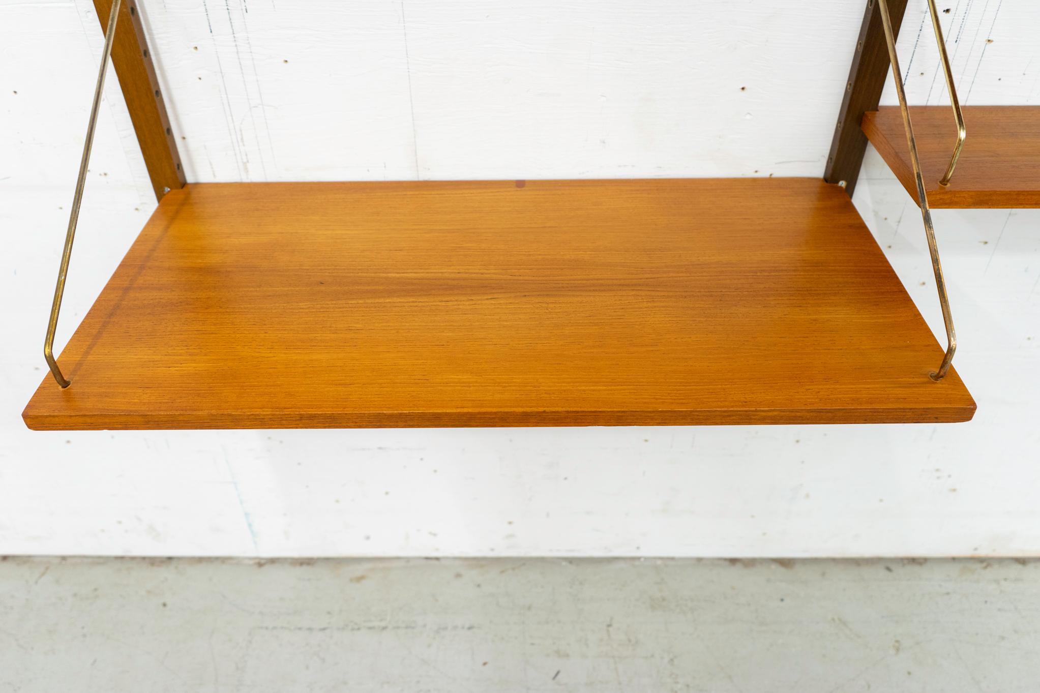 Dänische Modern Teak Zwei Bank Wand System im Zustand „Gut“ in VANCOUVER, CA