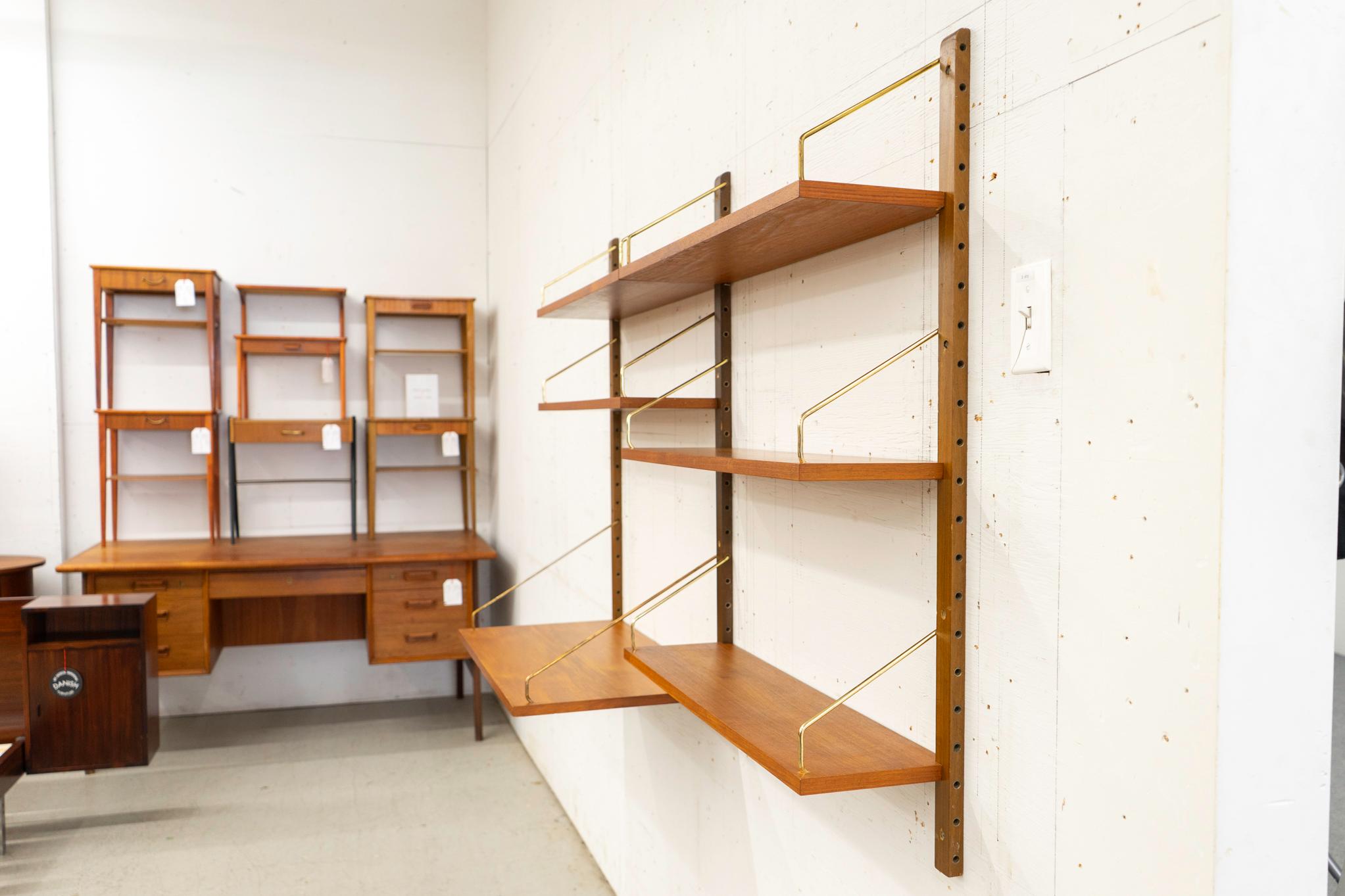 Dänische Modern Teak Zwei Bank Wand System 1