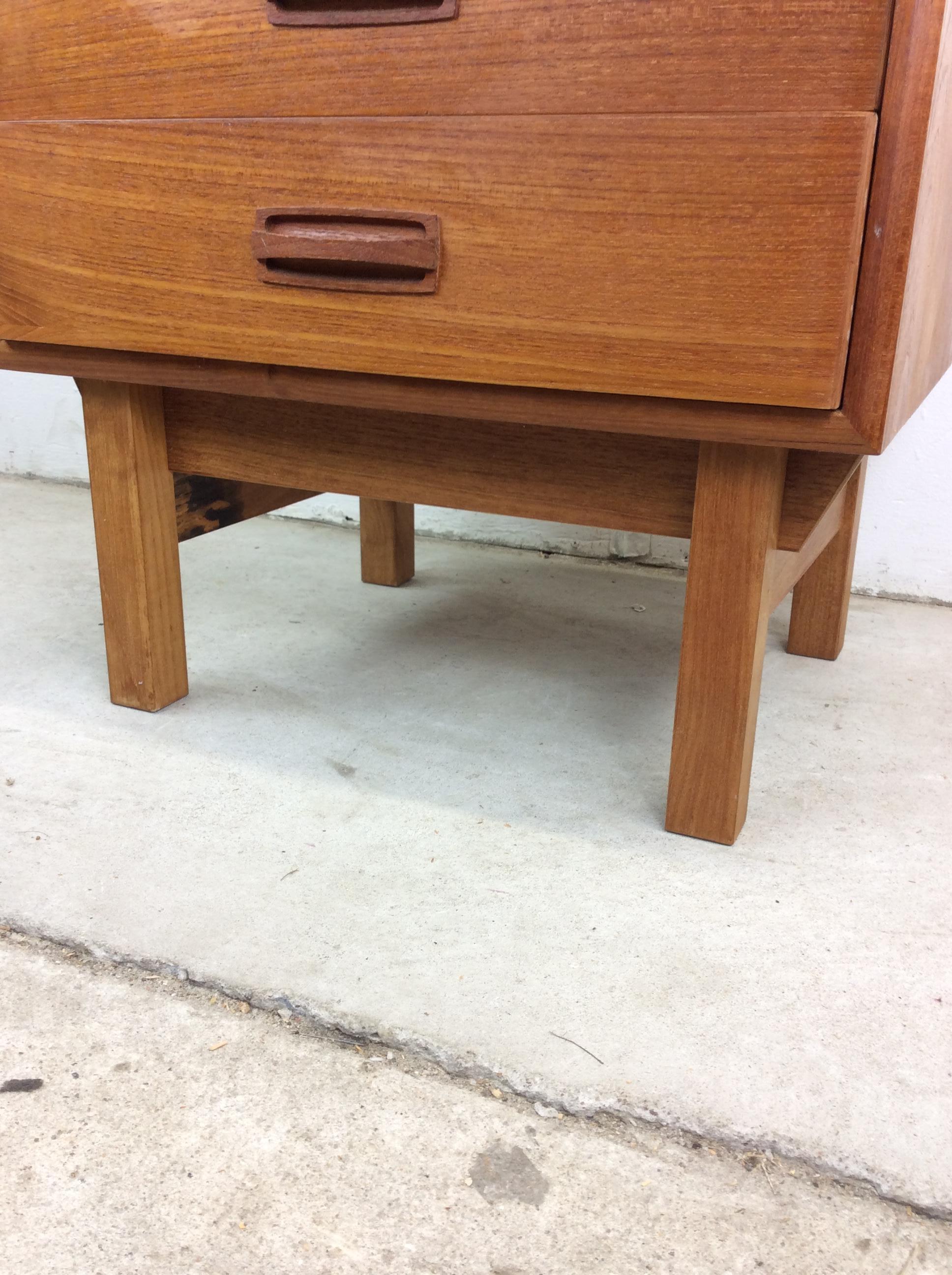 Danish Modern Teak Two Drawer Nightstand en vente 5