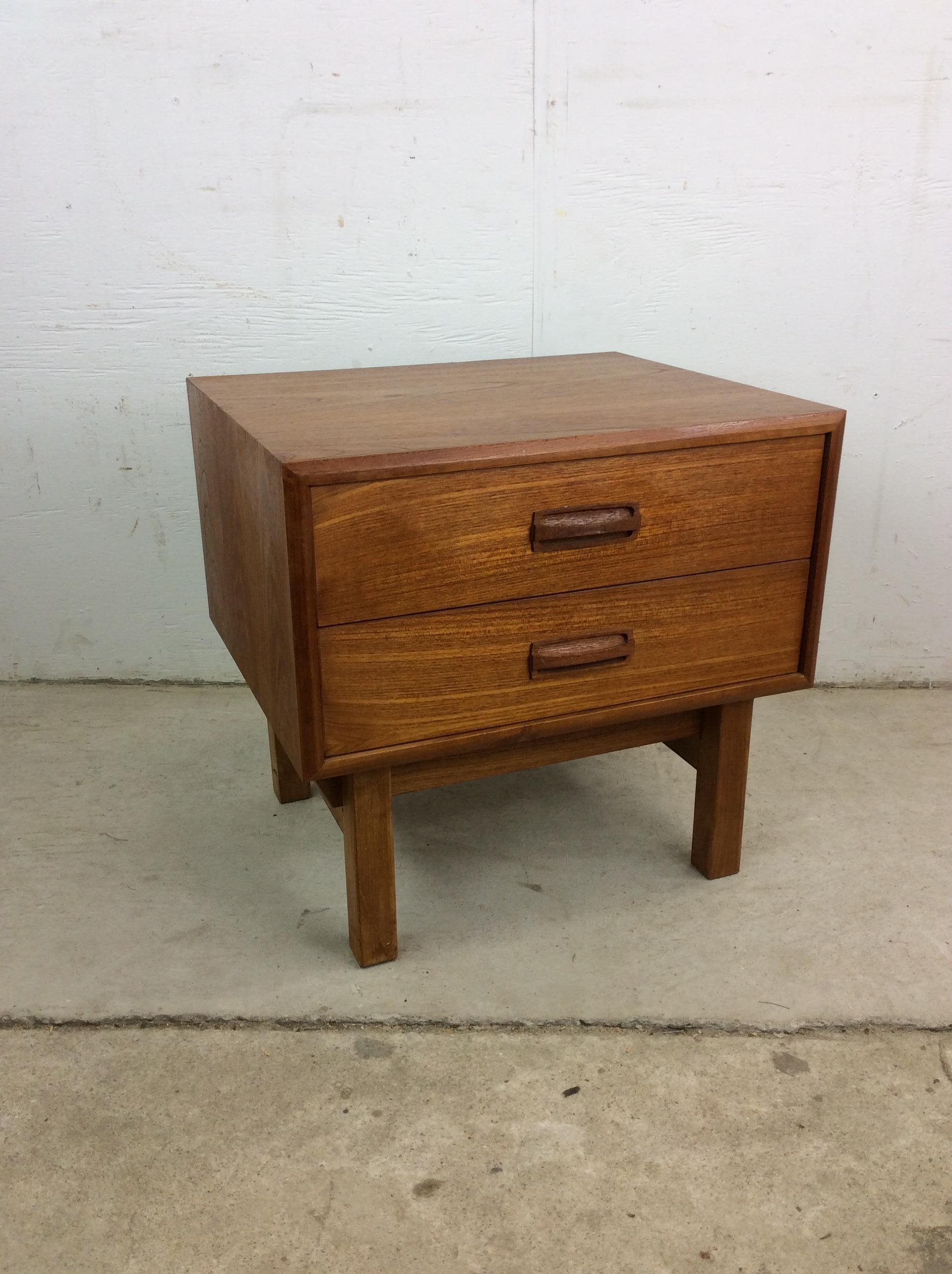 Danish Modern Teak Two Drawer Nightstand en vente 6