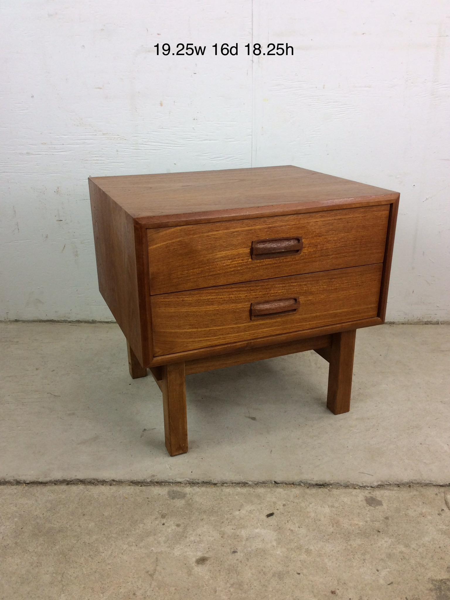 Danish Modern Teak Two Drawer Nightstand en vente 7