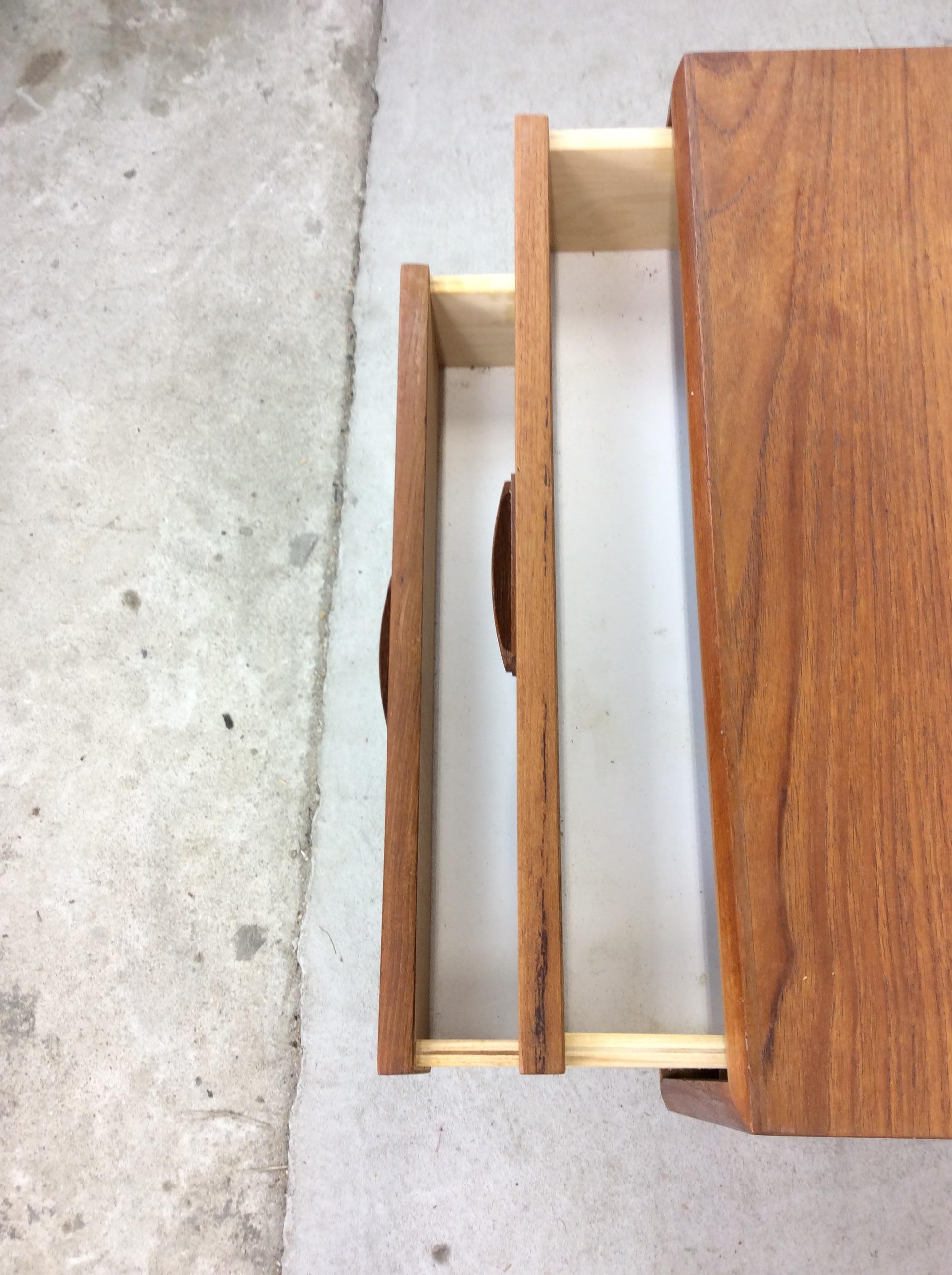 20ième siècle Danish Modern Teak Two Drawer Nightstand en vente