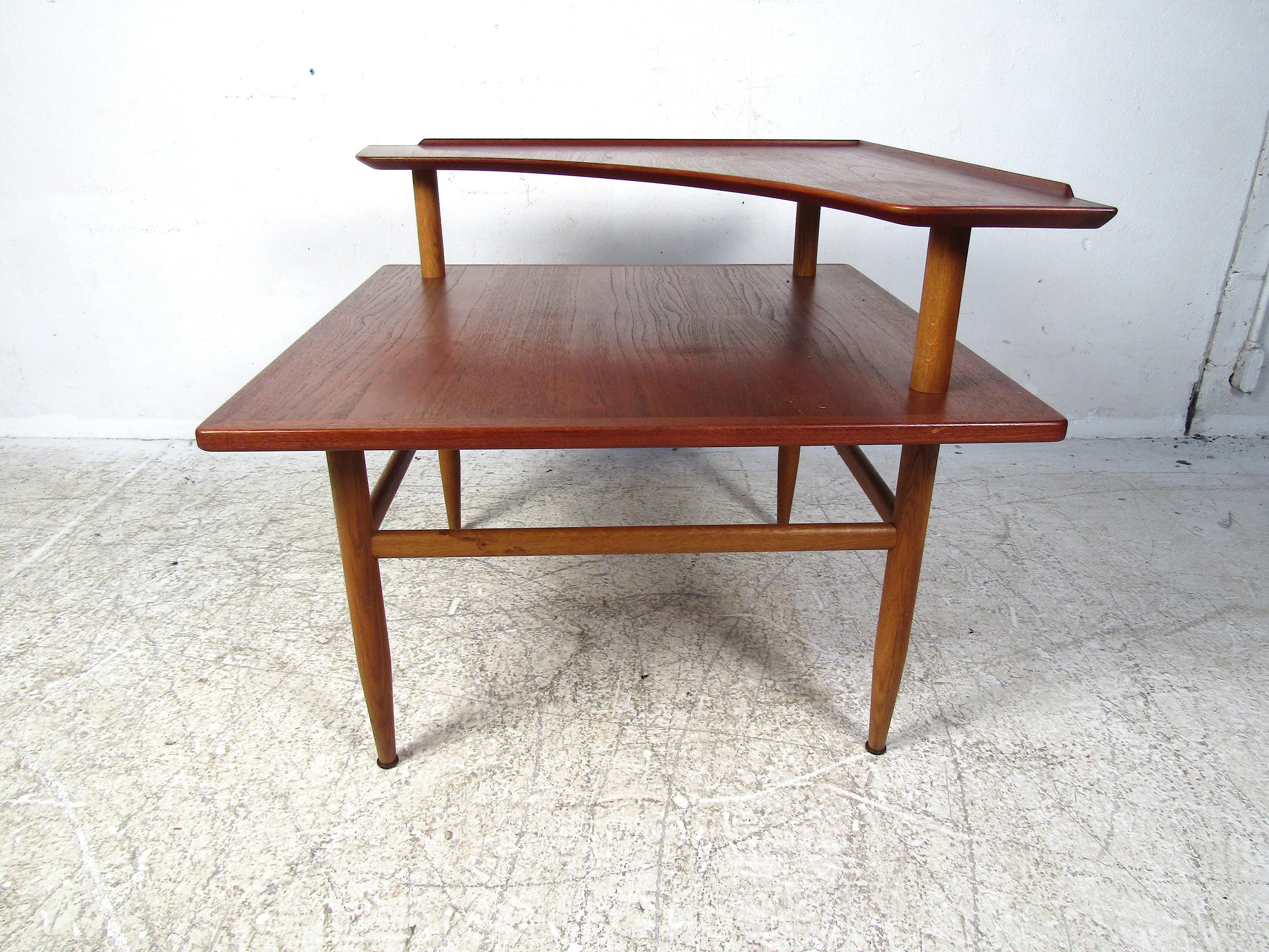 Mid-Century Modern Table basse moderne danoise en teck à deux niveaux en vente