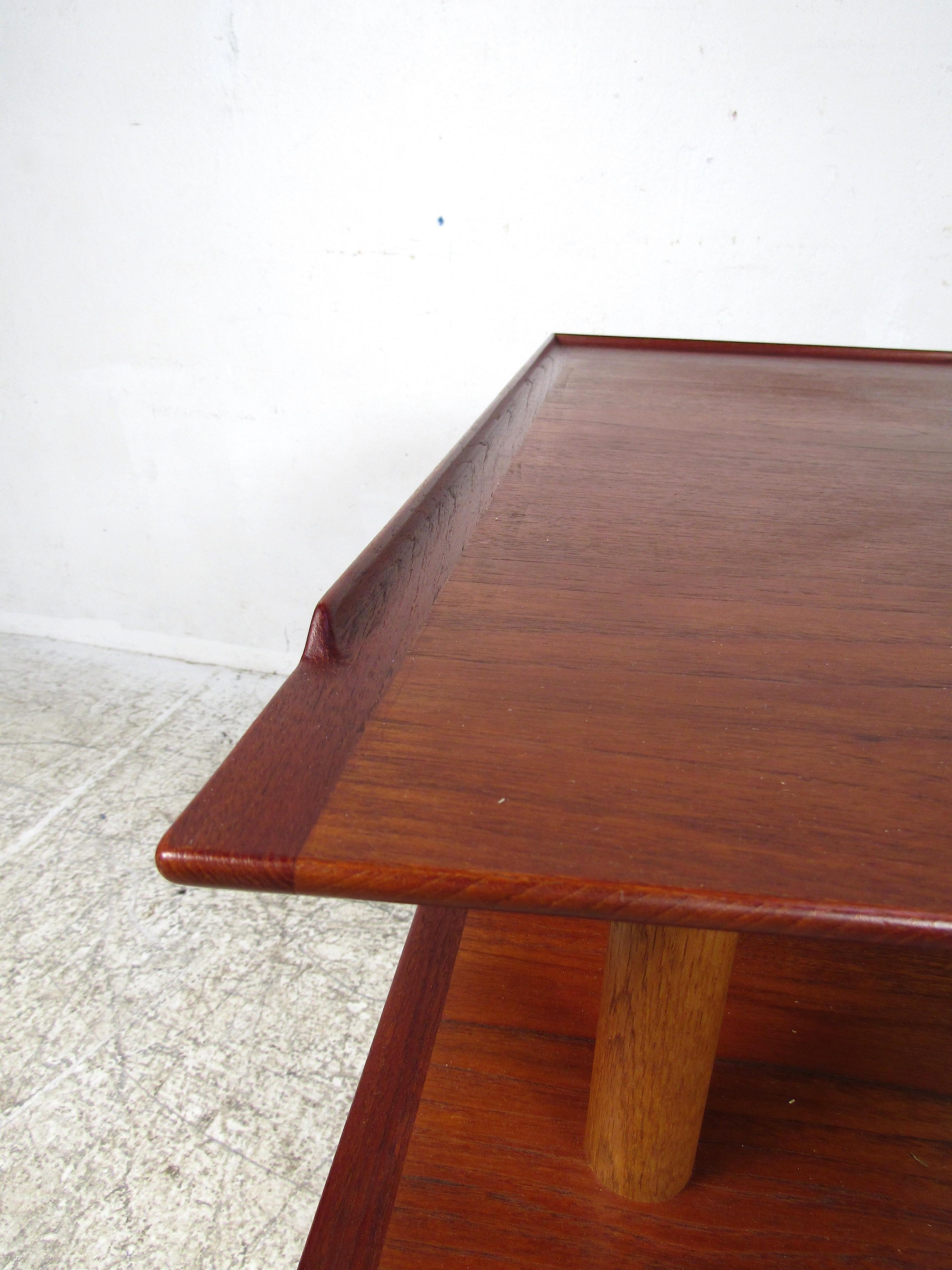 Danish Modern Teak Two-Tiered Coffee Table In Good Condition For Sale In Brooklyn, NY