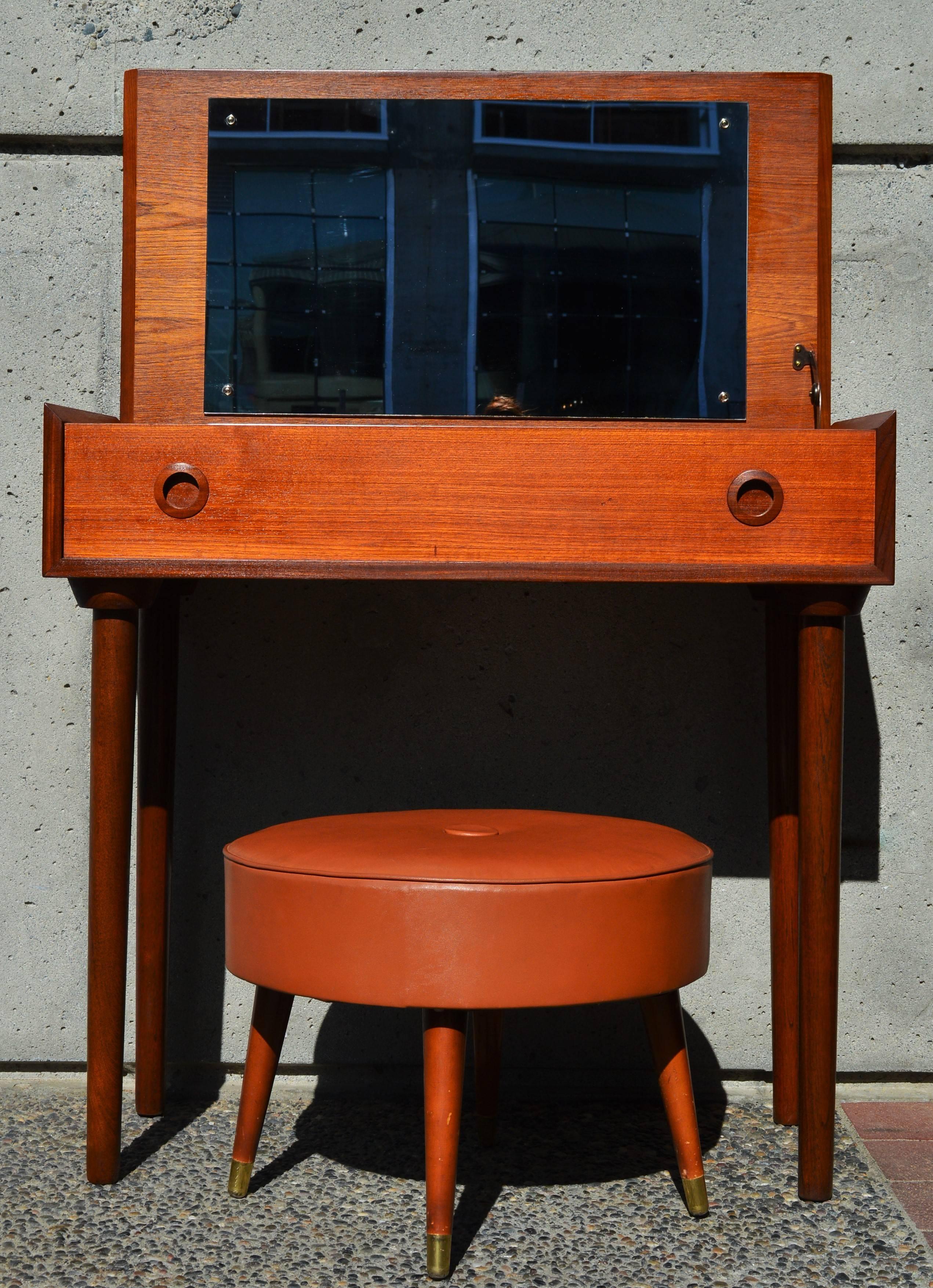 Danish Modern Teak Two-Tone Compact Vanity / Desktop with Conical Legs In Excellent Condition In New Westminster, British Columbia