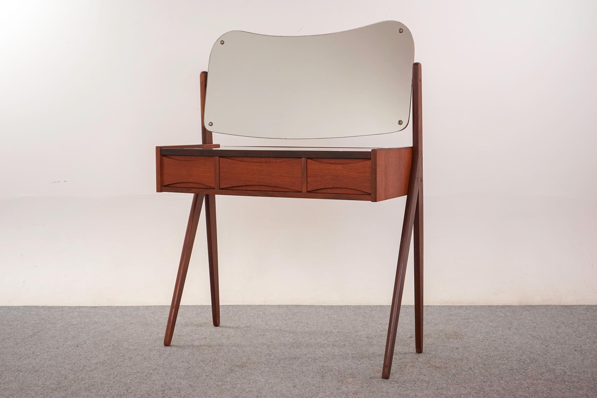 Vanità in teak della Danish Modern disegnata da Arne Vodder, circa anni '60. Rifiniture solide e splendida impiallacciatura in tinta con il libro. Superficie in vetro originale, specchio girevole e gambe elegantemente distanziate.

Un articolo non