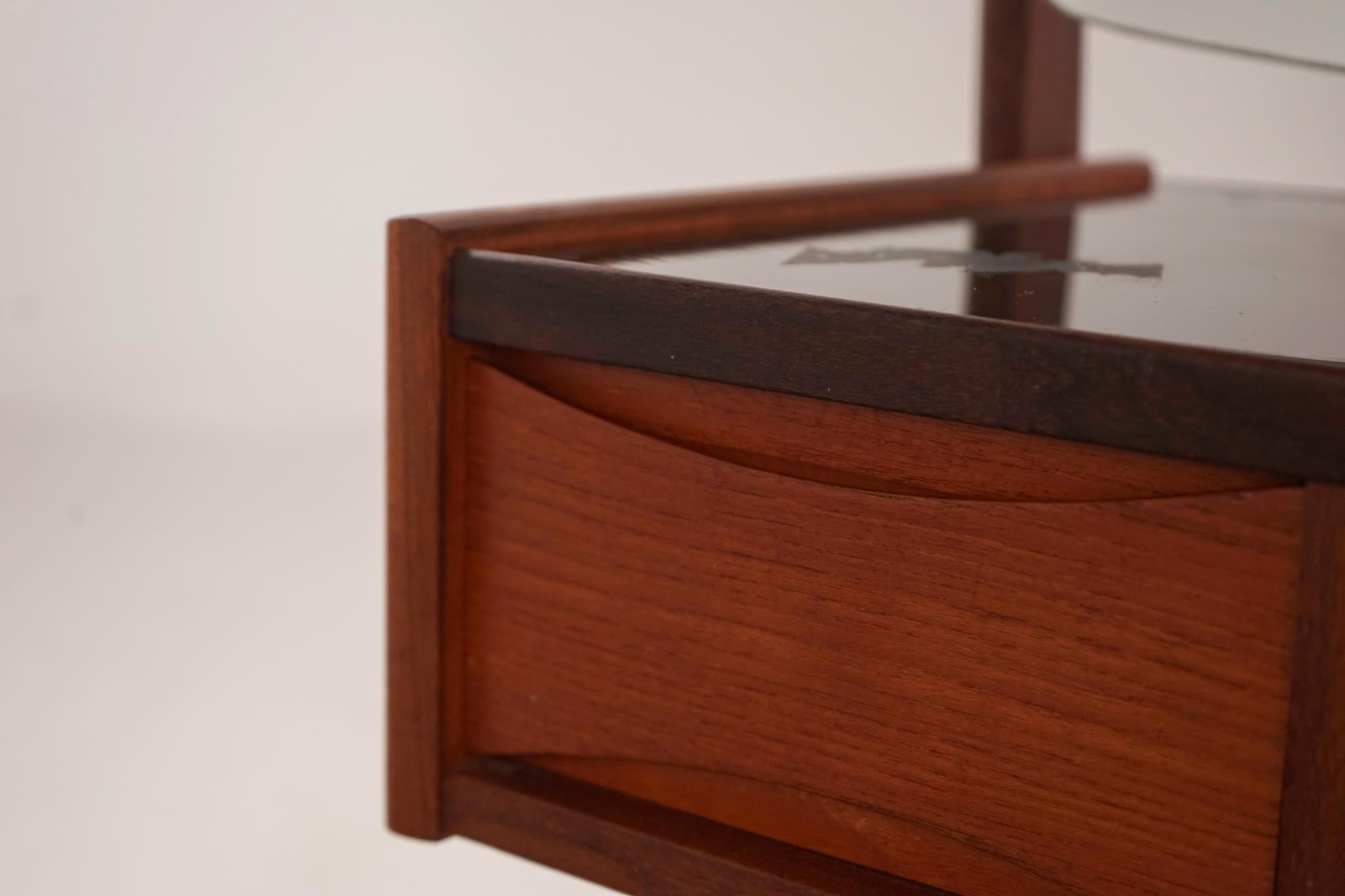 Specchio Vanity moderno danese in teak di Arne Vodder in vendita