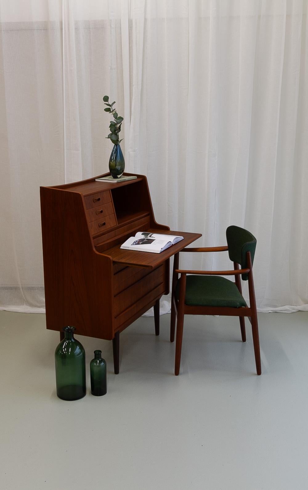Danish Modern Teak Vanity Dresser, 1960s. 11