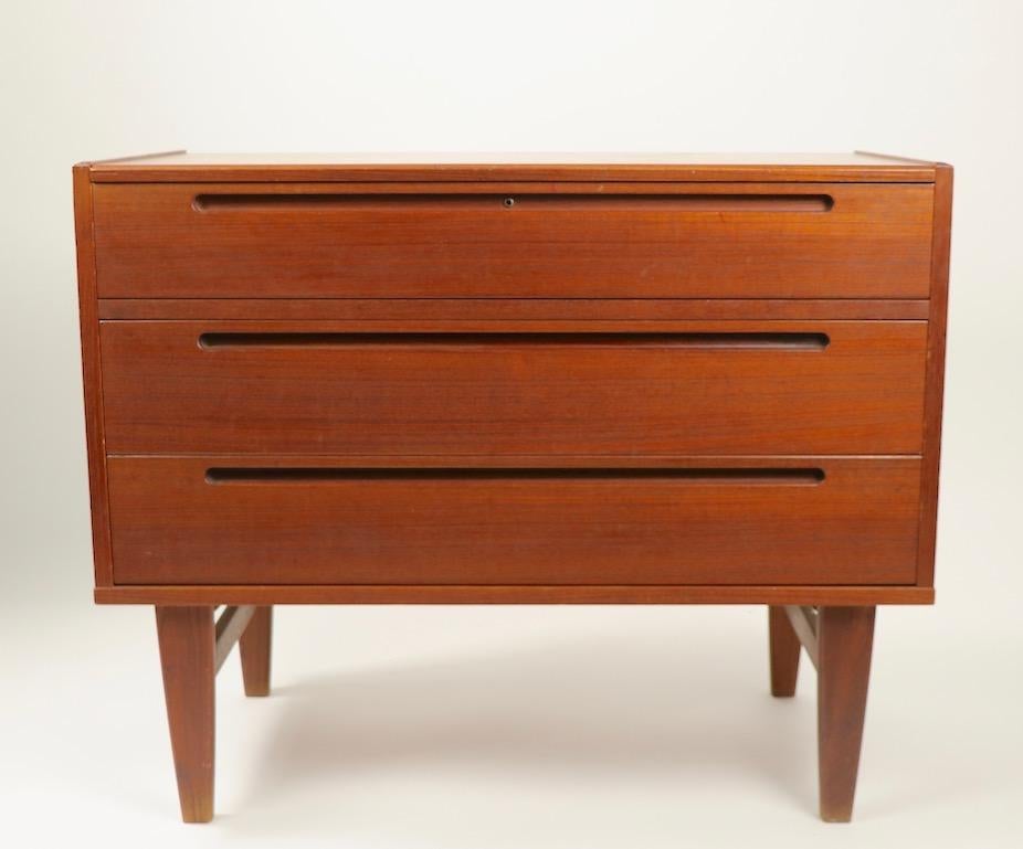 Moderne dänische Schminkkommode aus Teakholz (Skandinavische Moderne) im Angebot