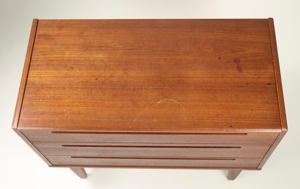 Danish Modern Teak Vanity Dresser Chest of Drawers In Good Condition For Sale In New York, NY