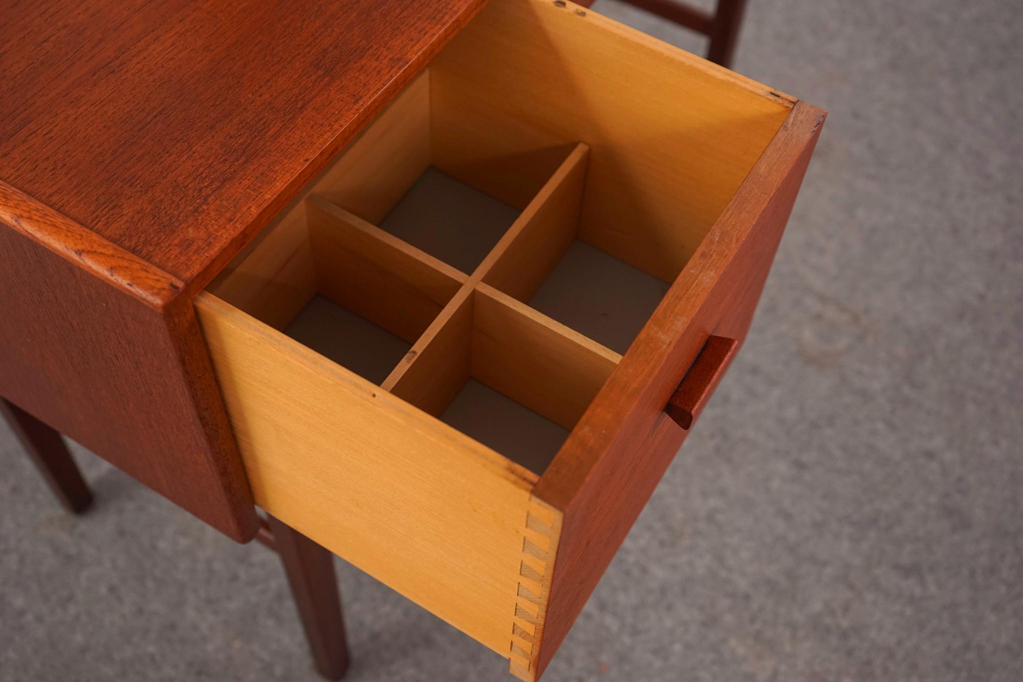 Vanità moderna danese in teak in vendita 2