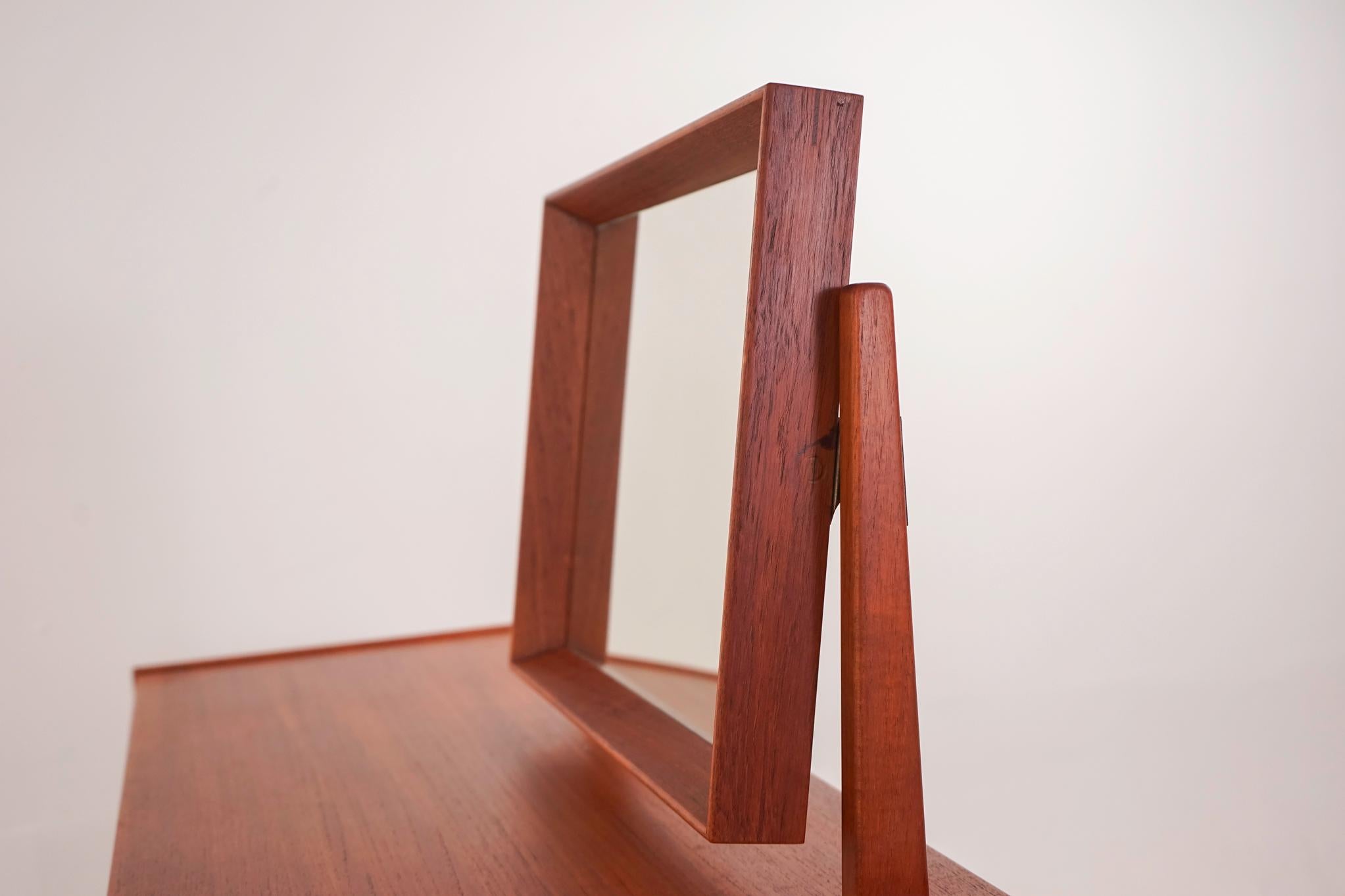 Vanità moderna danese in teak in vendita 3