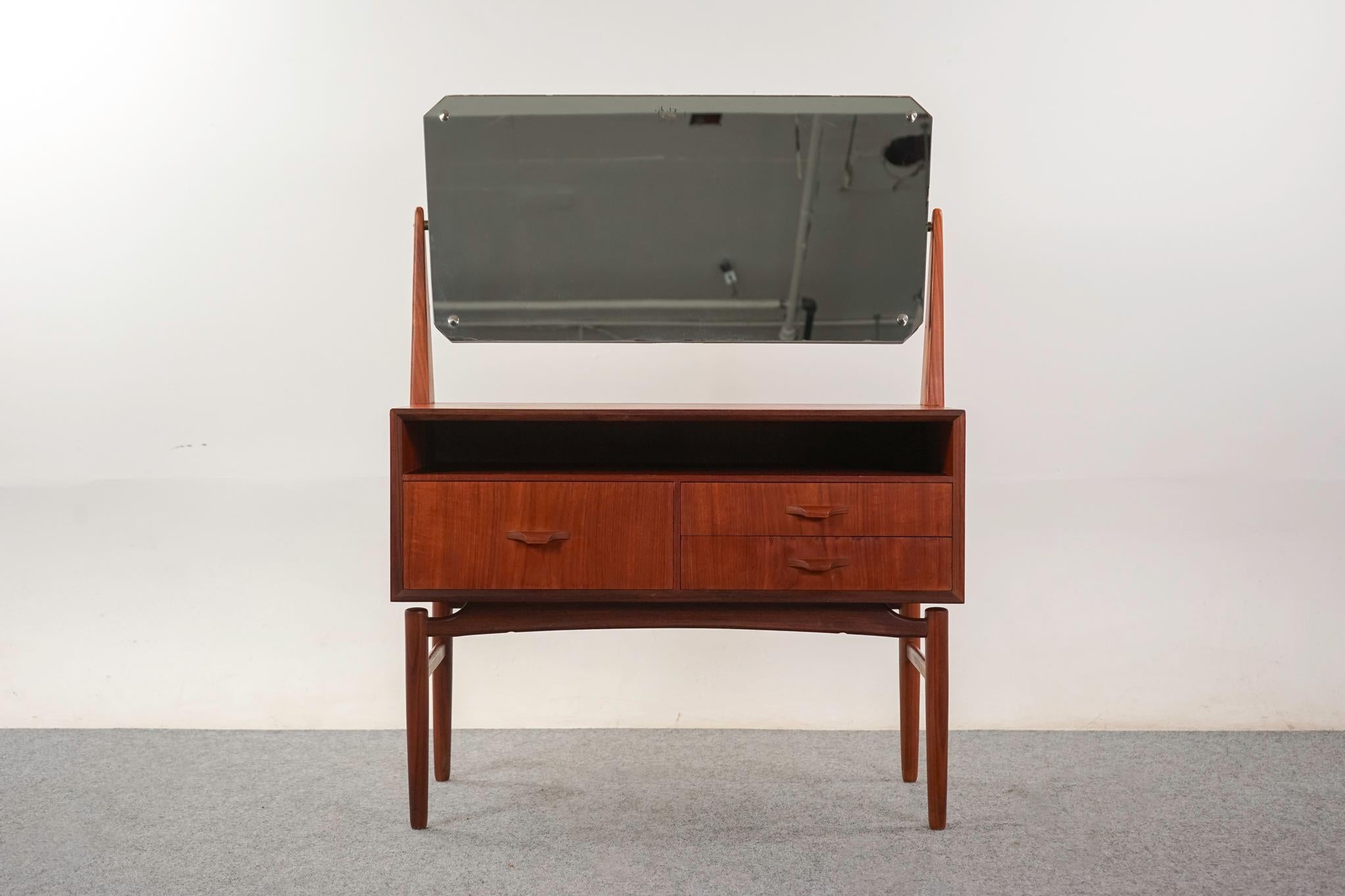 Vanity danese in teak, anni '60 circa. Rifiniture massicce e splendida impiallacciatura in tinta con il libro. Cassa fluttuante con cassetti e cassettoni aperti e specchio girevole in vetro originale.

Un articolo non restaurato con la possibilità