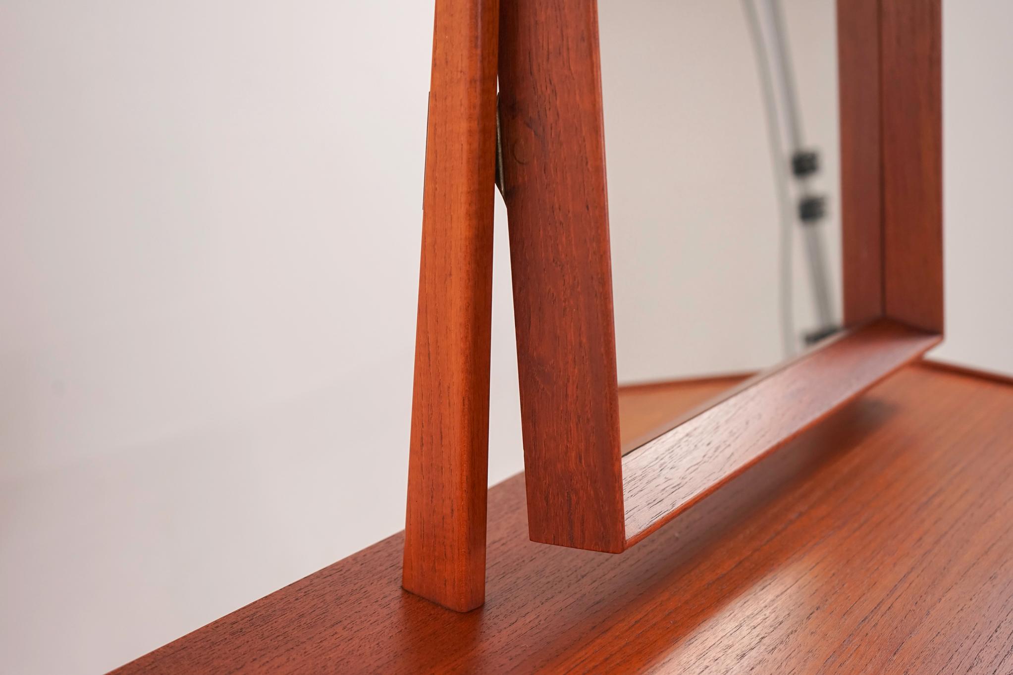 Scandinavo moderno Vanità moderna danese in teak in vendita