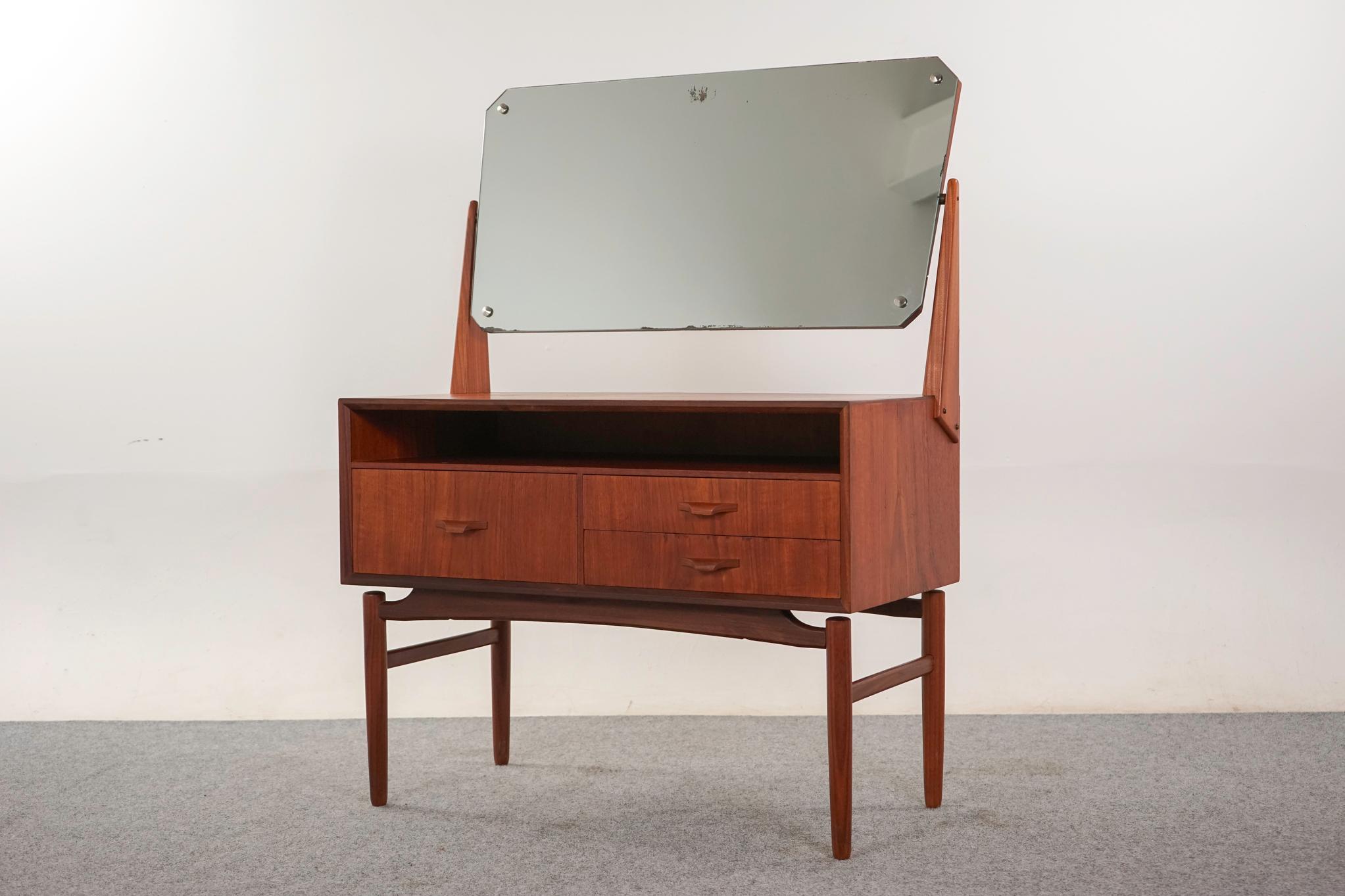 Scandinavo moderno Vanità moderna danese in teak in vendita