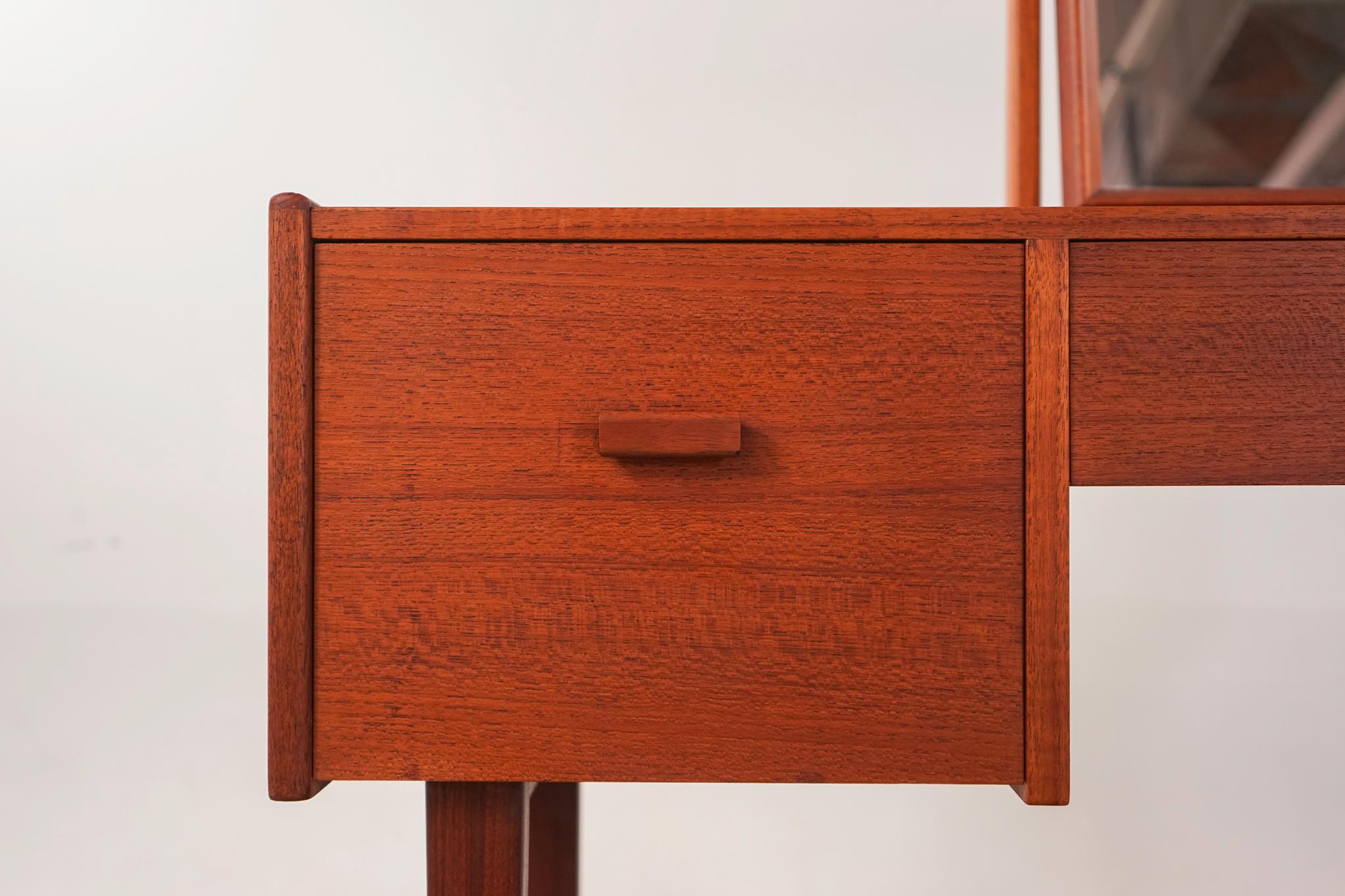 Impiallacciato Vanità moderna danese in teak in vendita