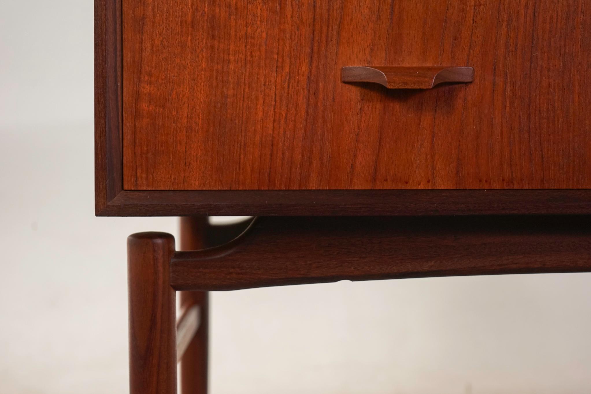 Impiallacciato Vanità moderna danese in teak in vendita