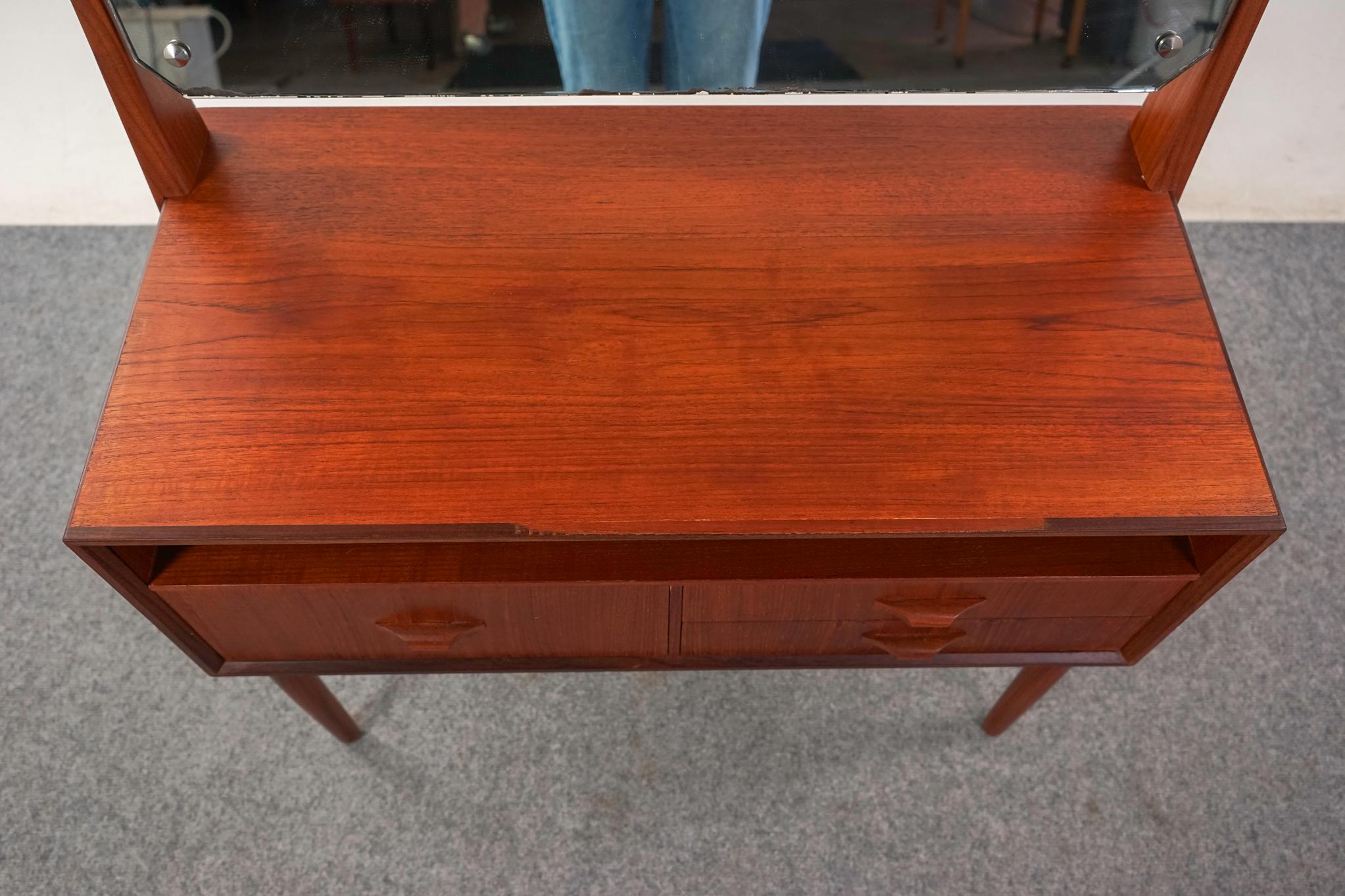 Vanità moderna danese in teak In condizioni buone in vendita a VANCOUVER, CA