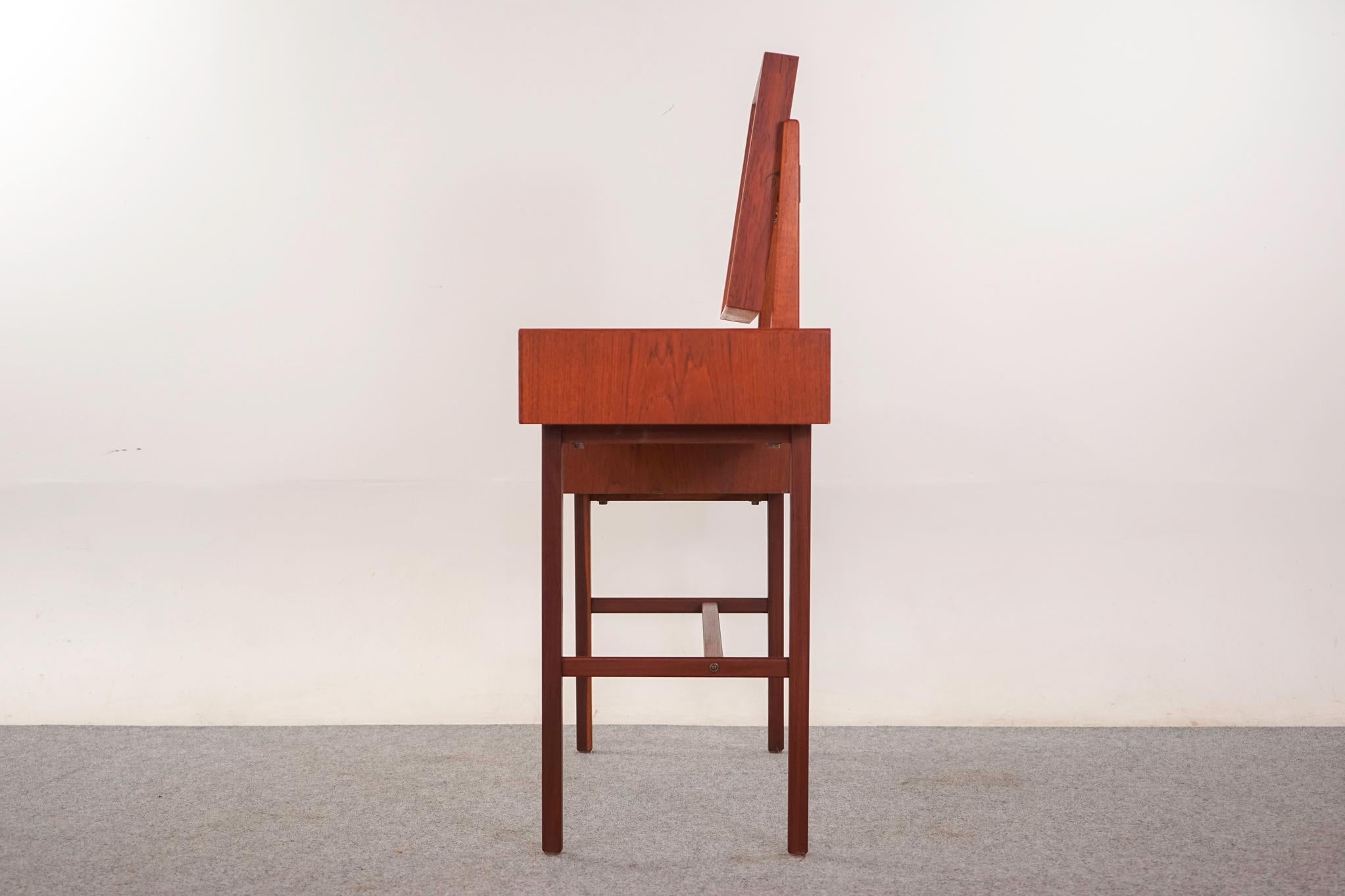 Metà XX secolo Vanità moderna danese in teak in vendita