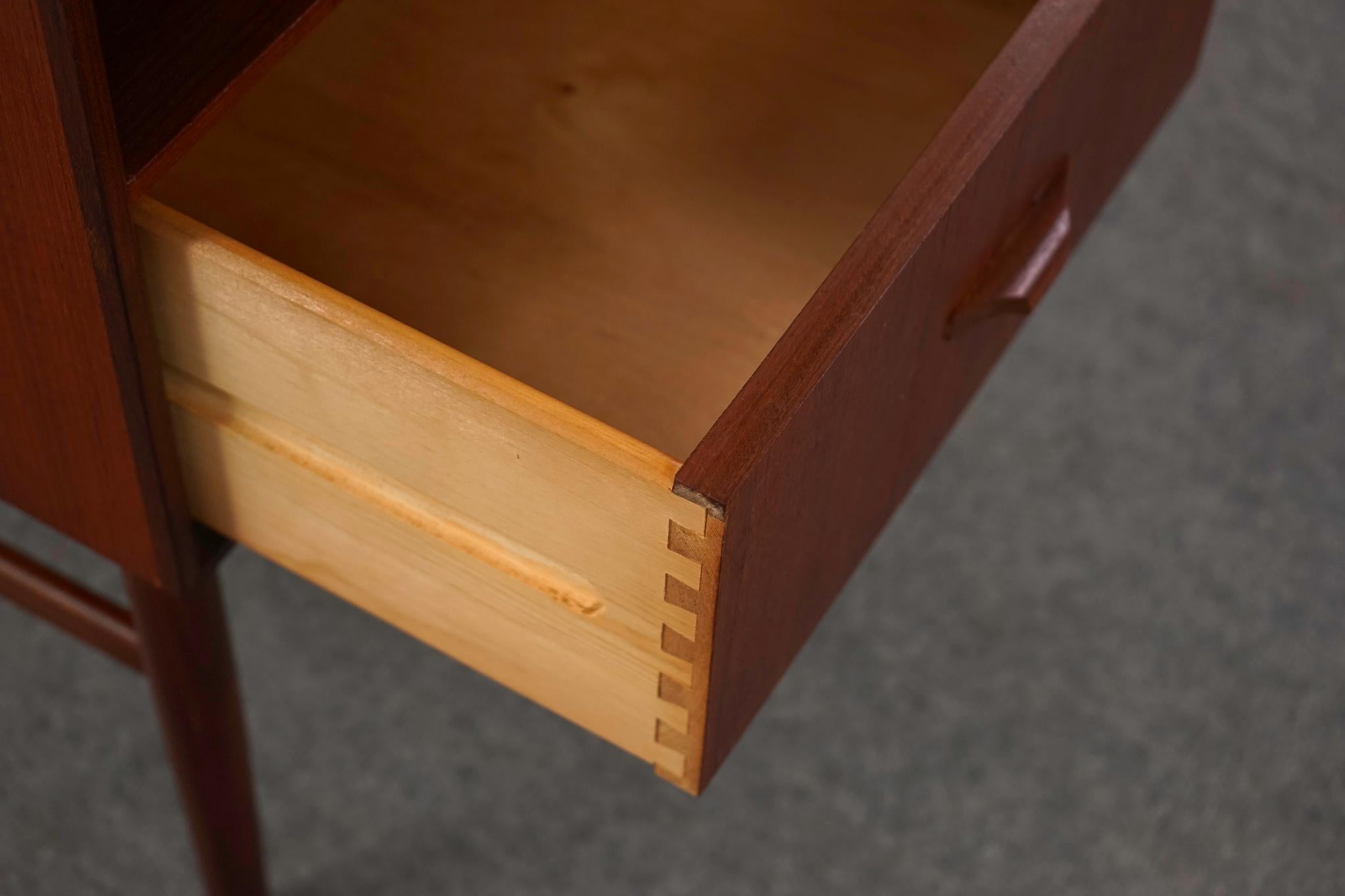 Metà XX secolo Vanità moderna danese in teak in vendita