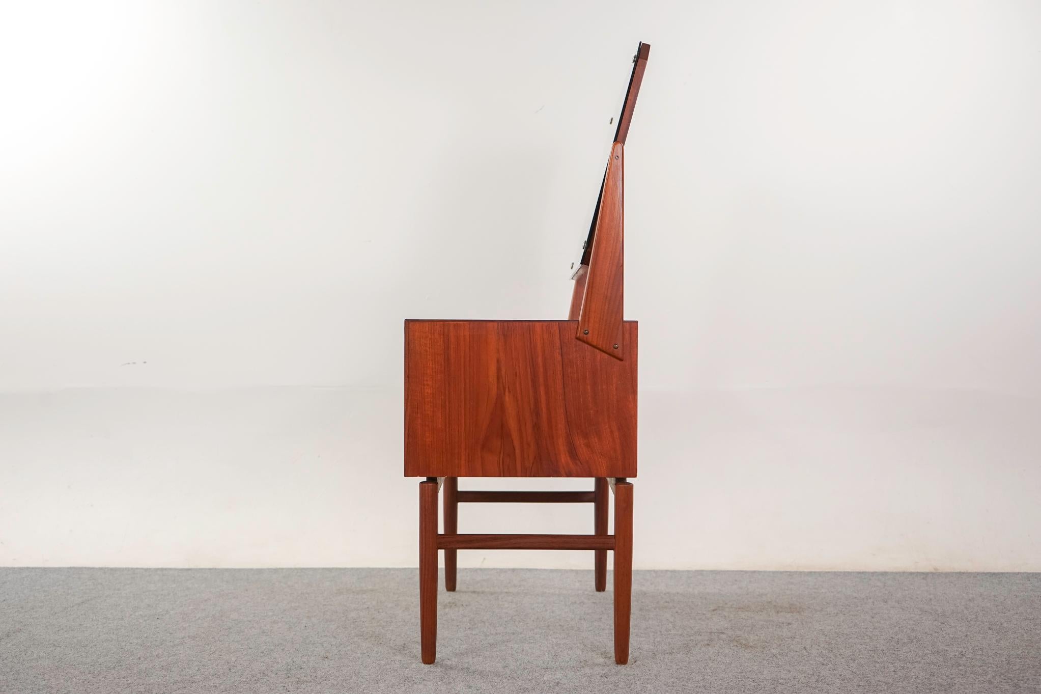 Specchio Vanità moderna danese in teak in vendita