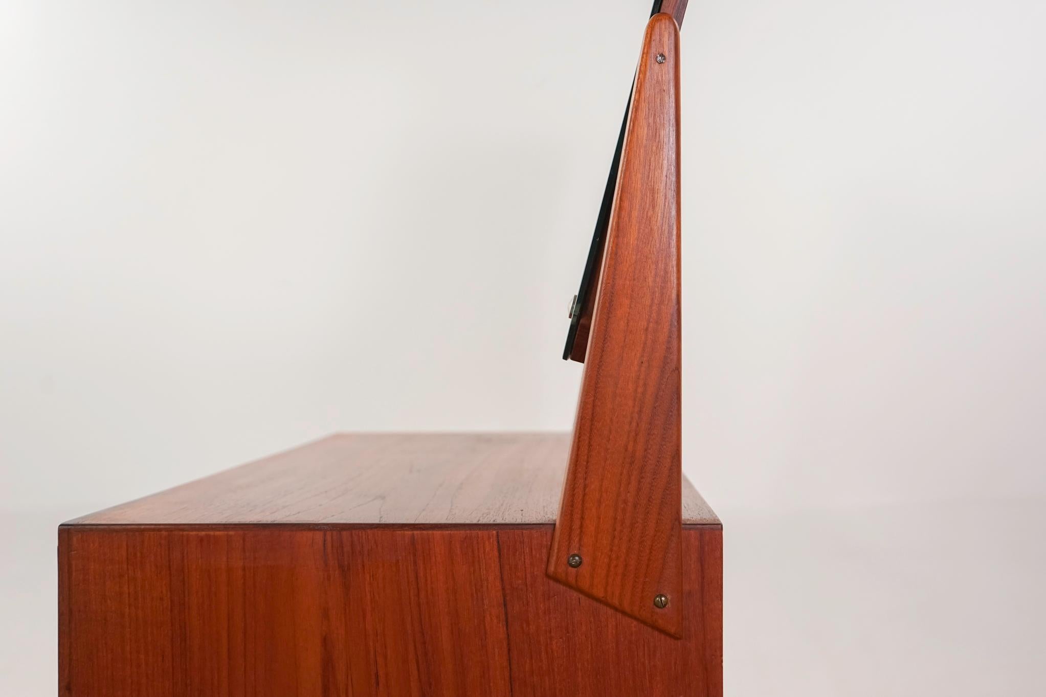 Vanità moderna danese in teak in vendita 1