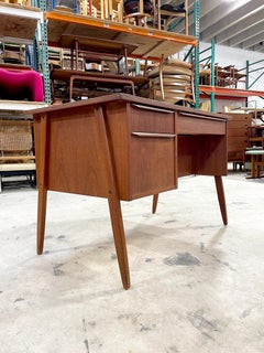 Mueble de baño o escritorio de teca de estilo moderno danés