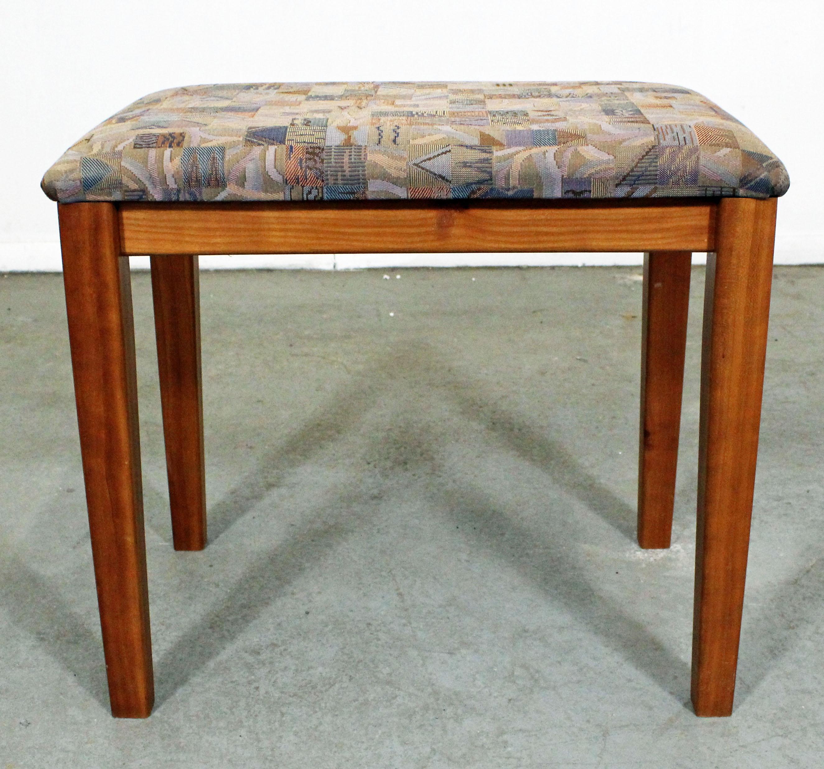 Offered is a Danish modern teak upholstered vanity stool made by PBJ Mobler. It is in good condition with slight wear (see pictures). A great stool that is ready to use. 

Dimensions: 21