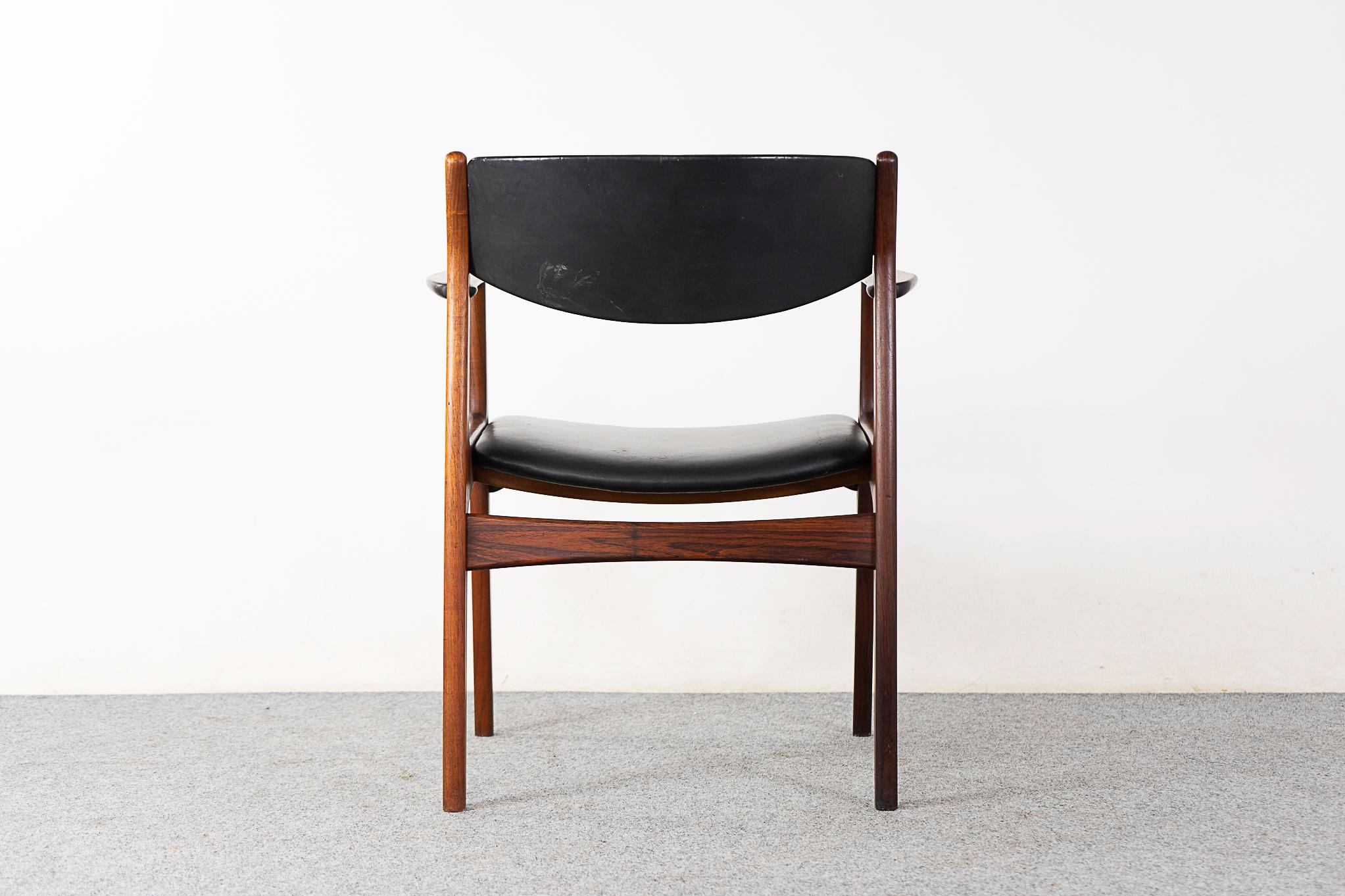 Dänischer moderner Sessel aus Teakholz und Vinyl im Angebot 5