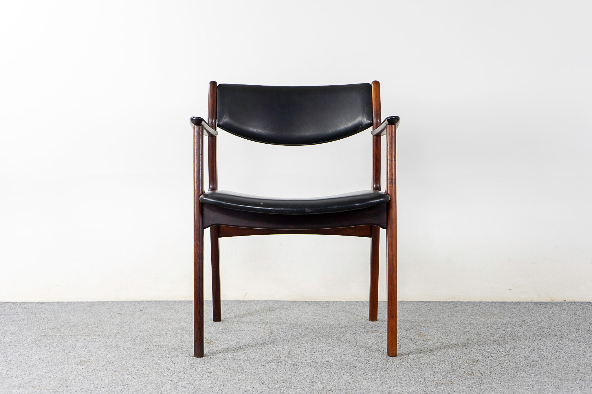 Dänischer moderner Sessel aus Teakholz und Vinyl im Angebot 7