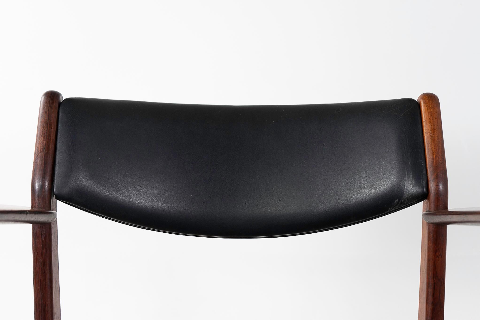 Dänischer moderner Sessel aus Teakholz und Vinyl im Zustand „Gut“ im Angebot in VANCOUVER, CA