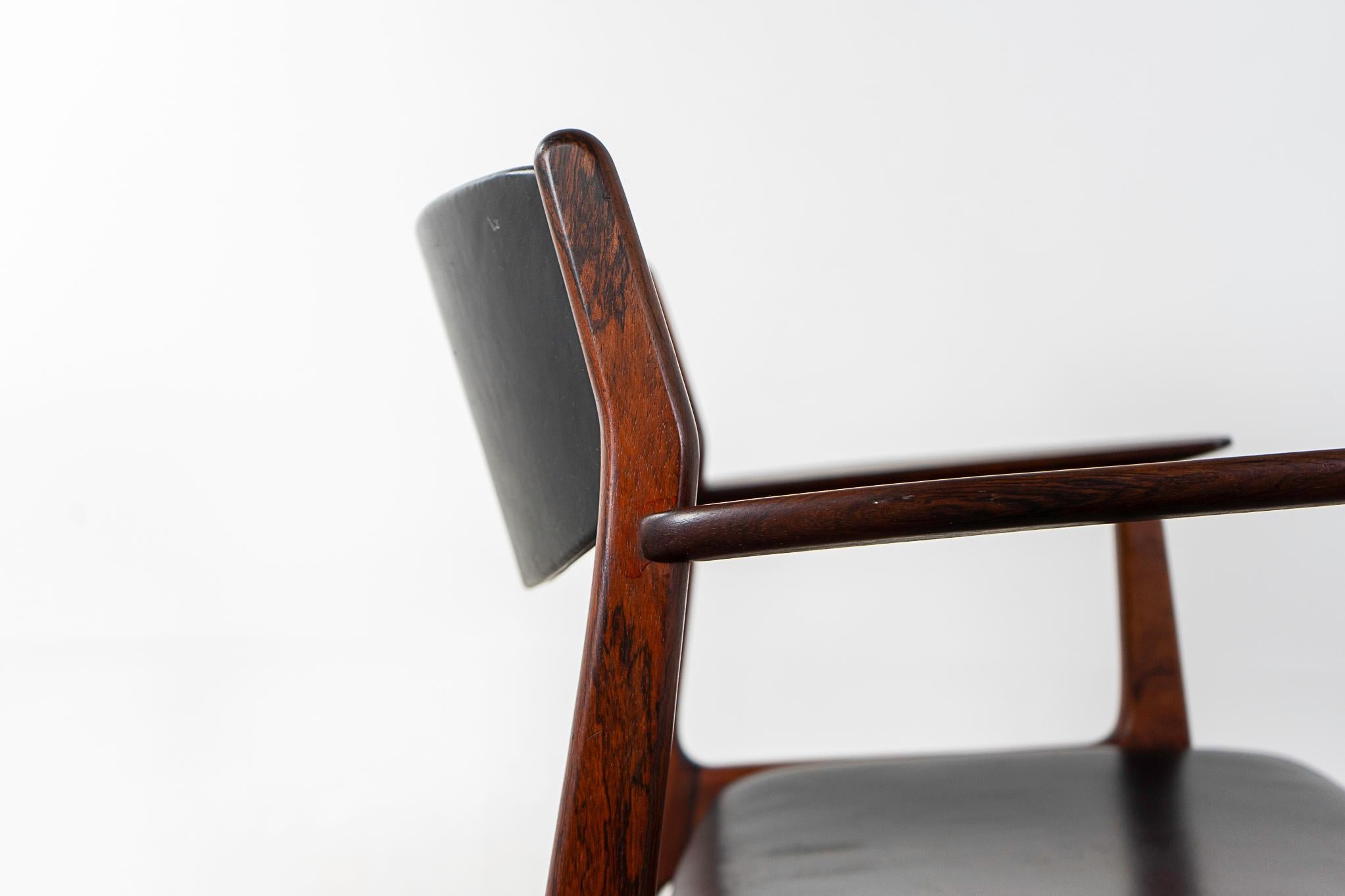Dänischer moderner Sessel aus Teakholz und Vinyl im Angebot 2