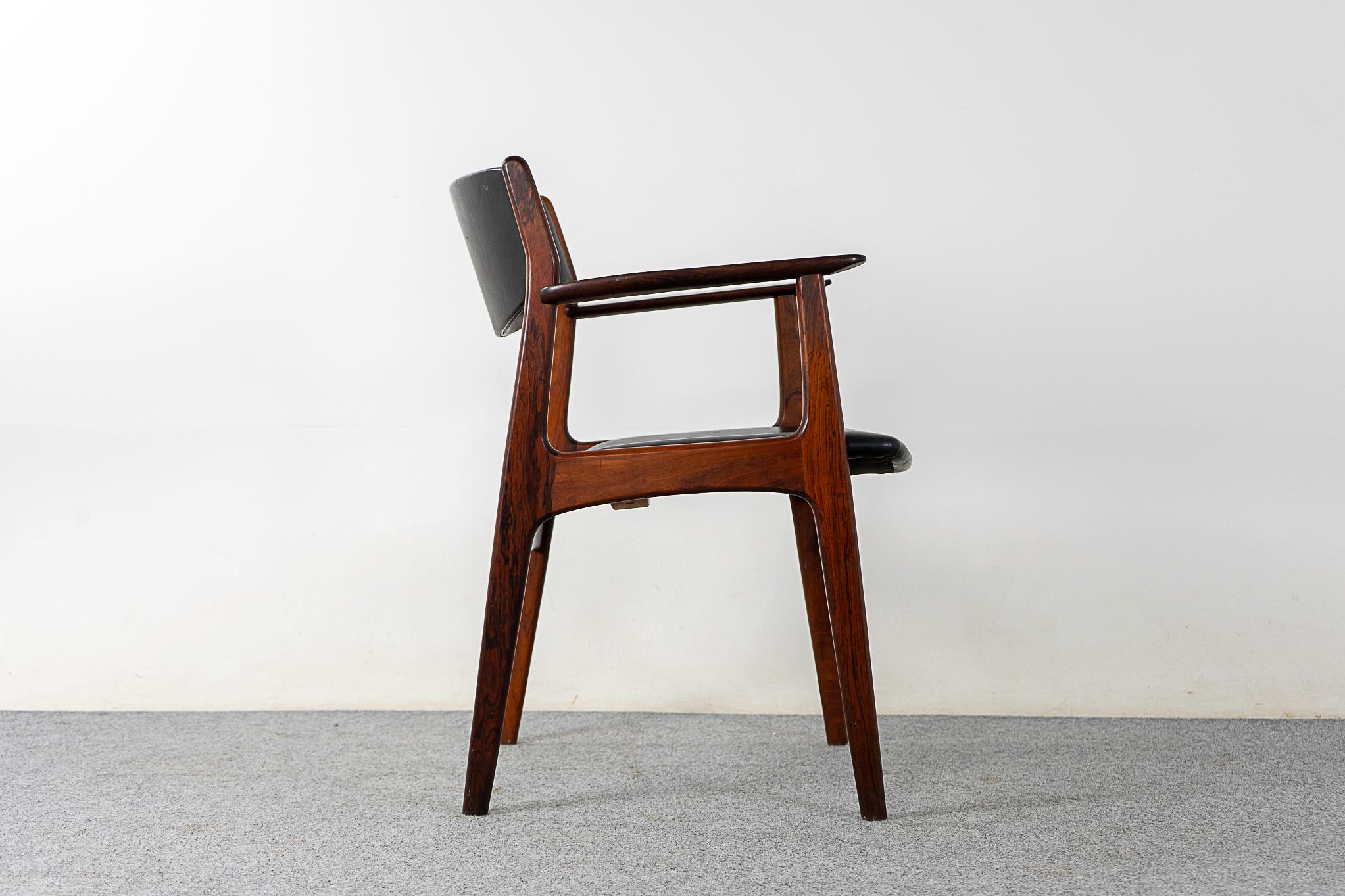 Dänischer moderner Sessel aus Teakholz und Vinyl im Angebot 3