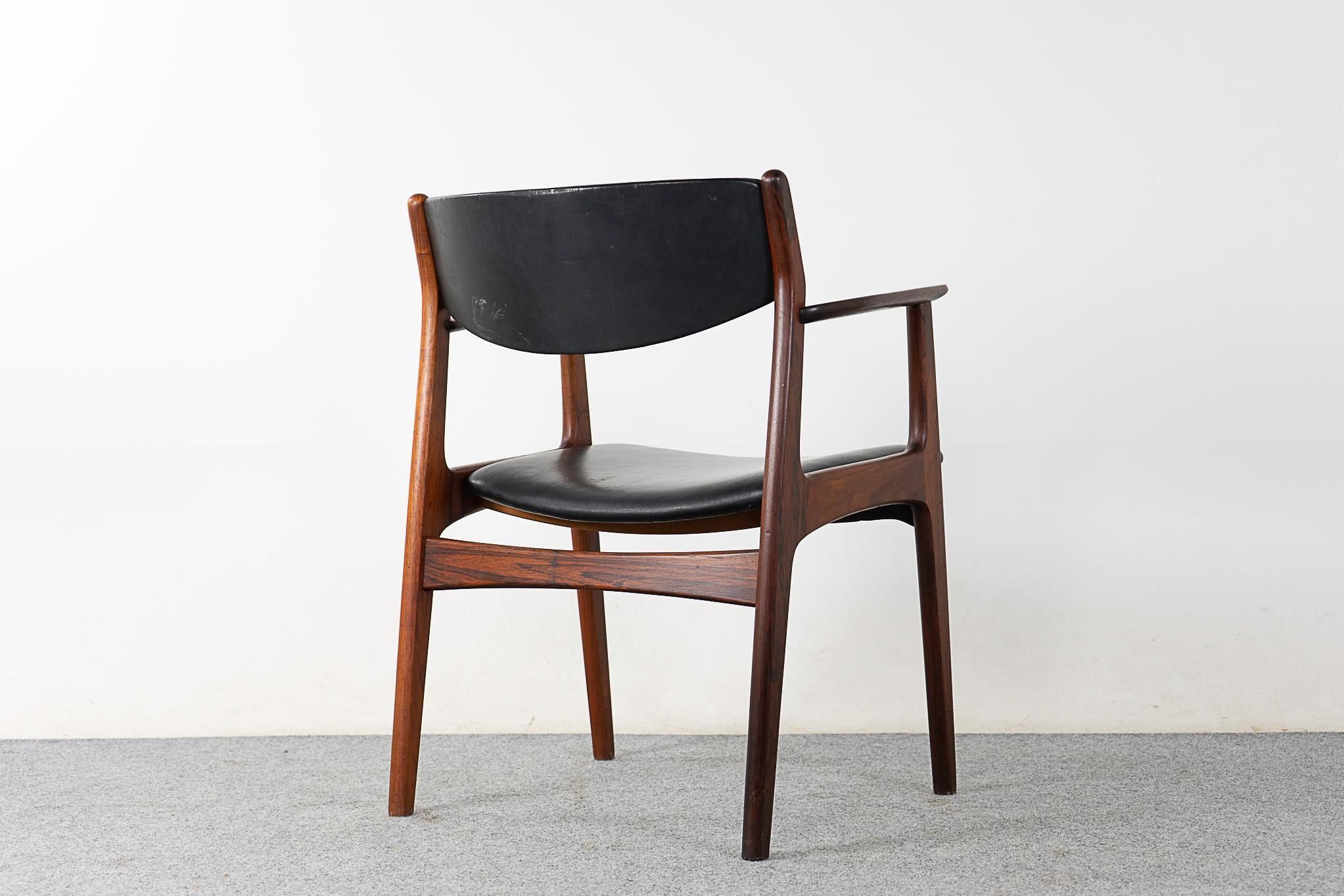 Dänischer moderner Sessel aus Teakholz und Vinyl im Angebot 4