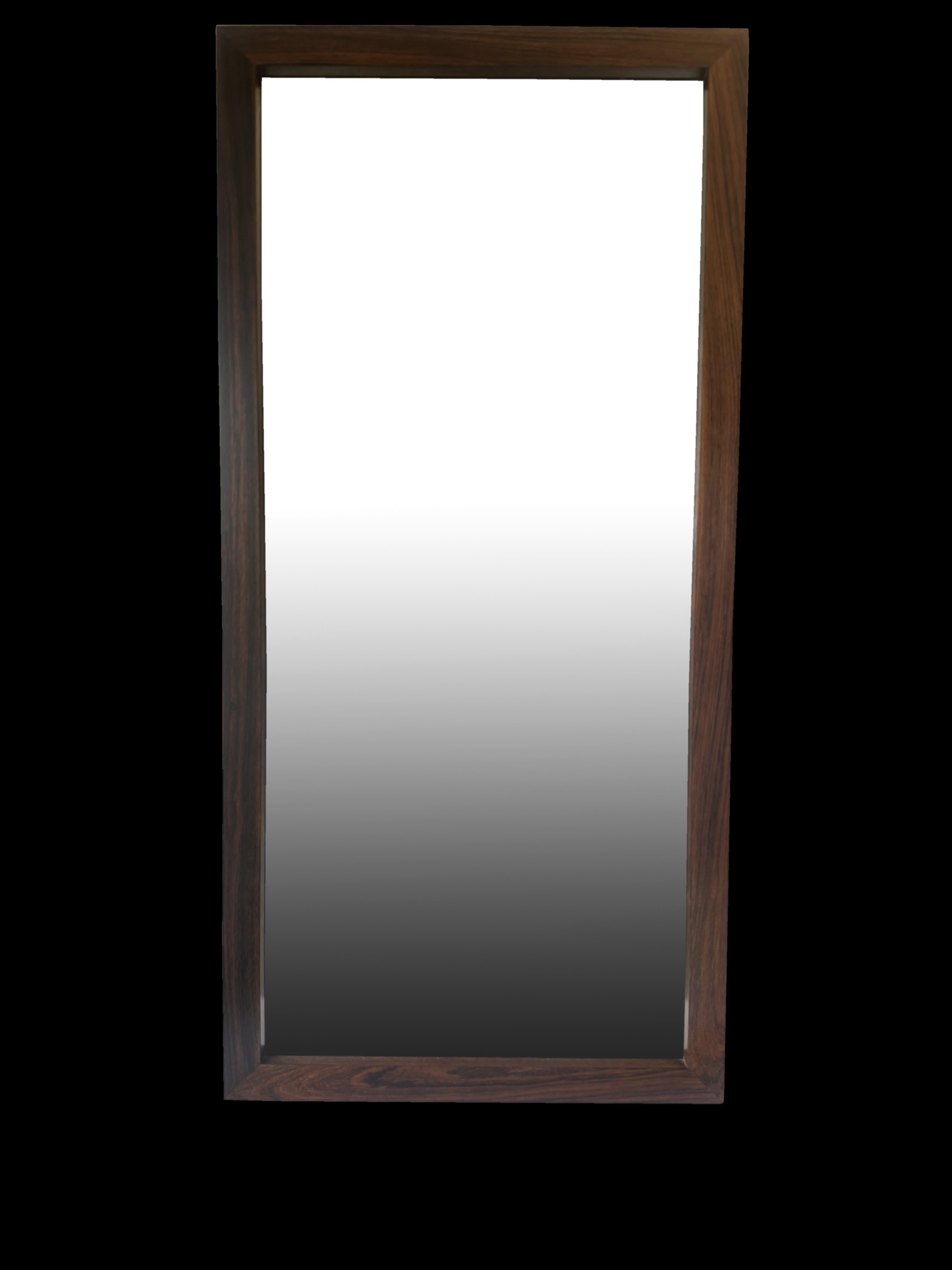 A very nice wall mirror in originnal condition which is very good and the mirror glass is perfect.
It has a label 'AM' which is possibly the retailers label.
