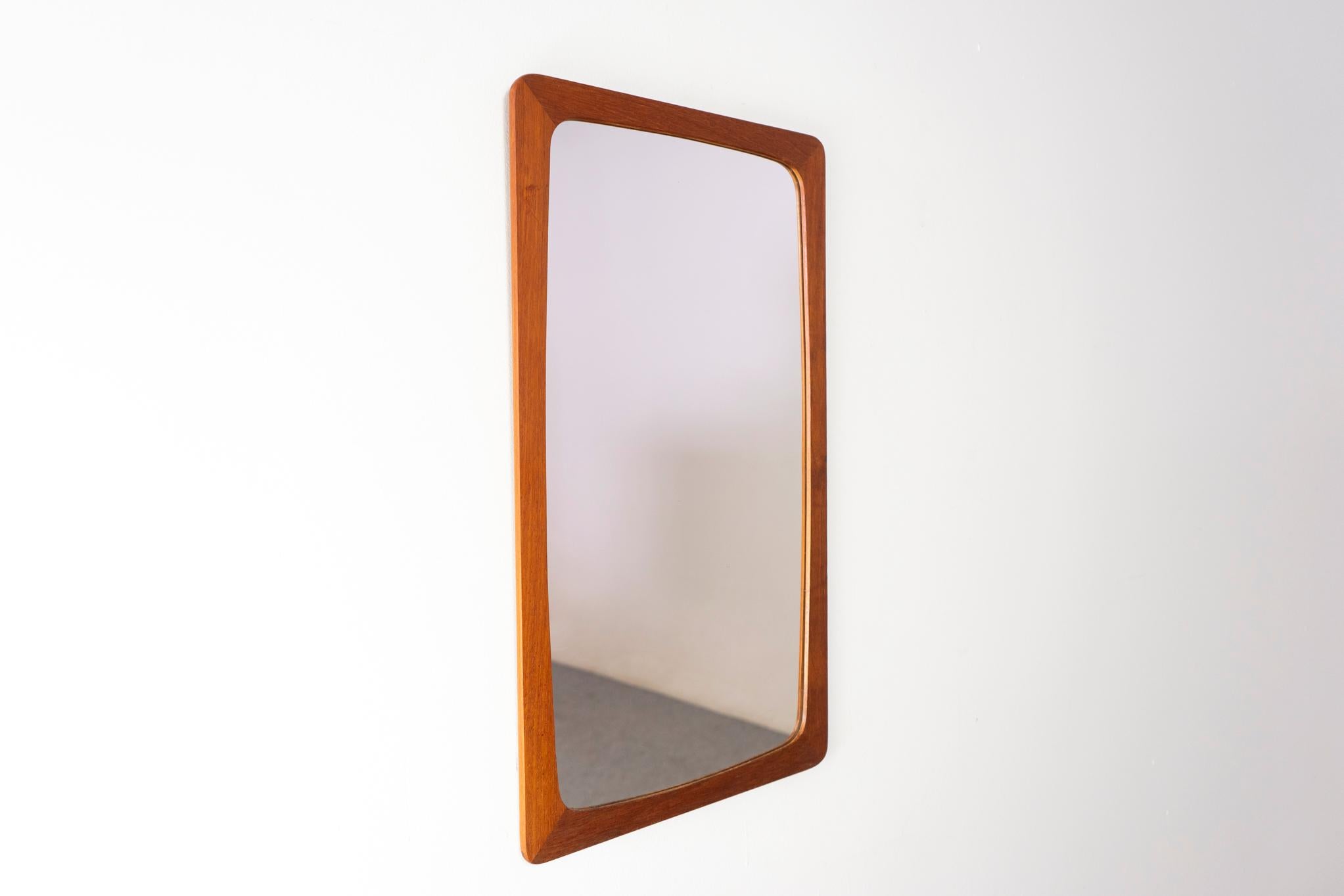 Dänischer Spiegel aus Teakholz, ca. 1960er Jahre. Solider Rahmen mit abgerundeten Ecken, Originalglas in gutem Zustand.
