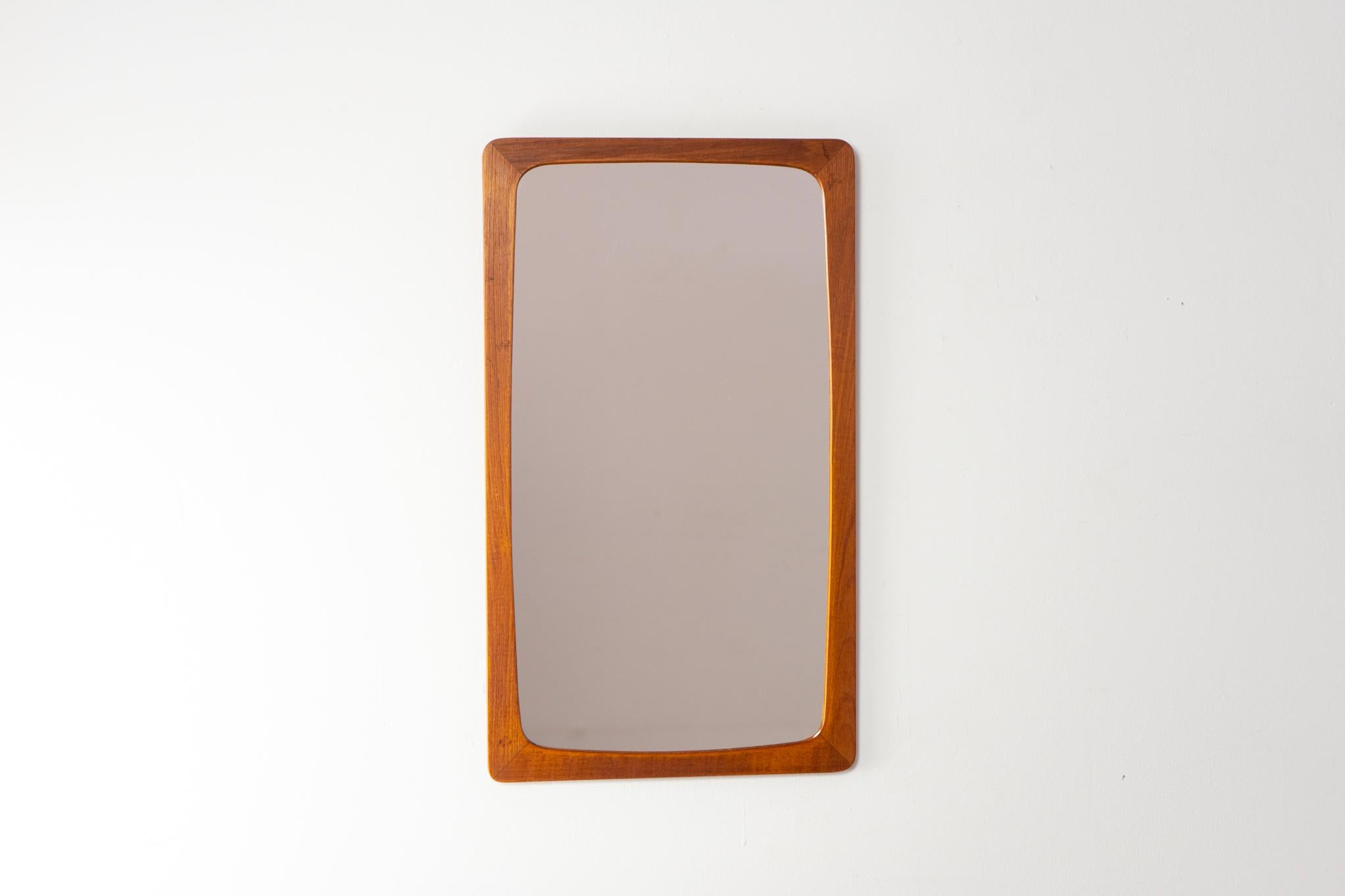 Dänischer Spiegel aus Teakholz, ca. 1960er Jahre. Solider Rahmen mit abgerundeten Ecken, Originalglas in gutem Zustand.