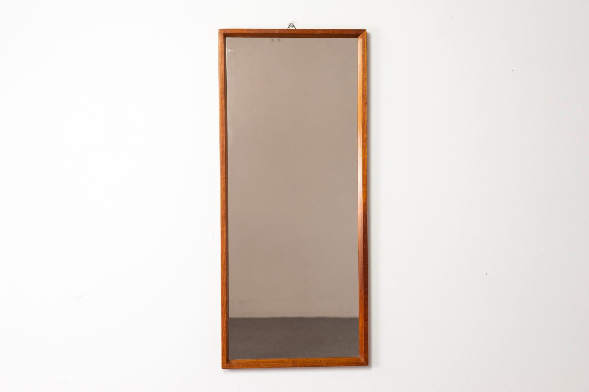 Dänischer Spiegel aus Teakholz, ca. 1960er Jahre. Dänischer Spiegel aus Teakholz, ca. 1960er Jahre. Massiver Rahmen mit schönen abgeschrägten Kanten. Das Originalglas ist in gutem Zustand! 