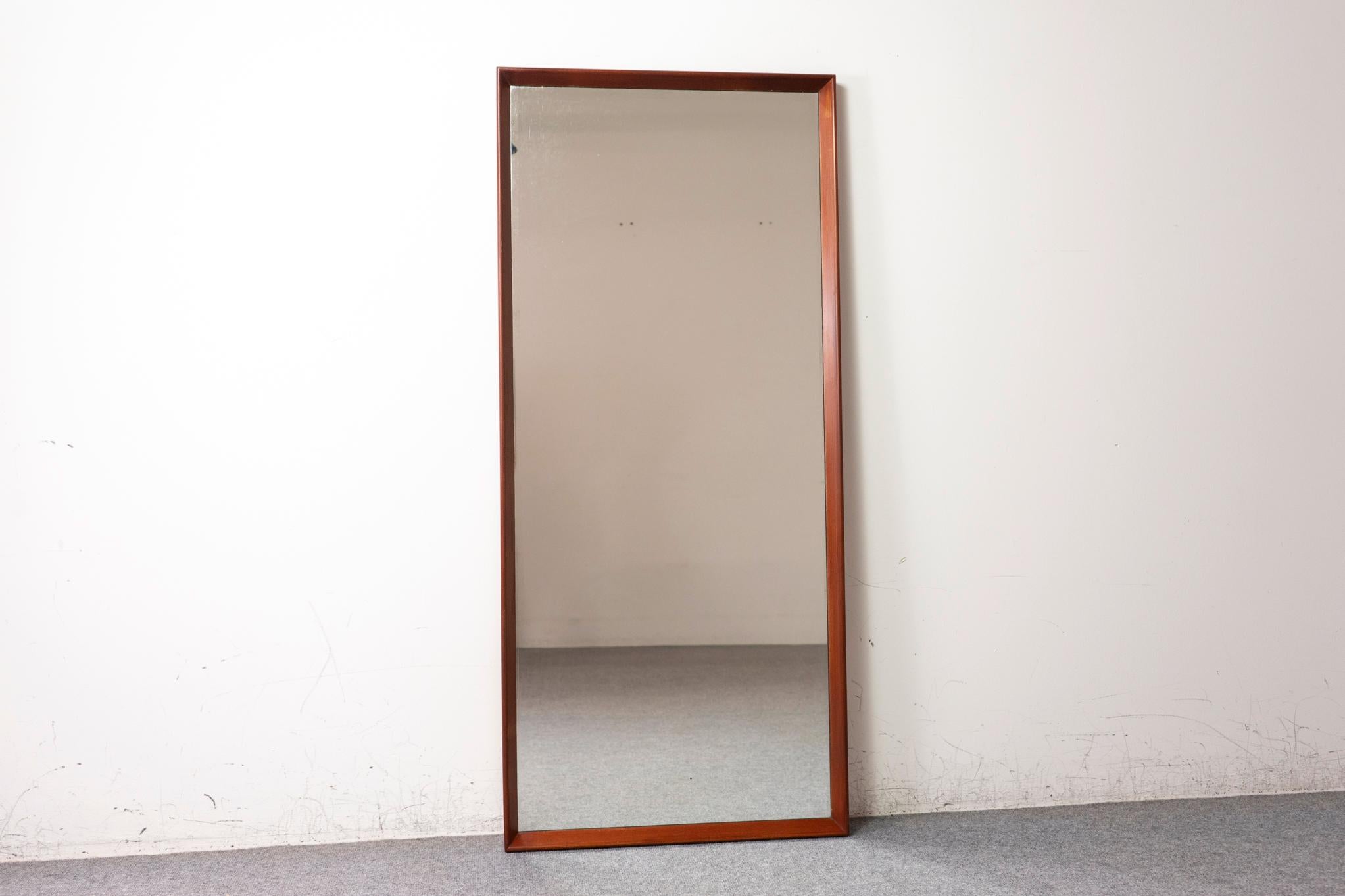Specchio danese in teak, anni '60 circa. Specchio danese in teak, anni '60 circa. Cornice solida con graziosi bordi smussati. Il vetro originale è in buone condizioni! 