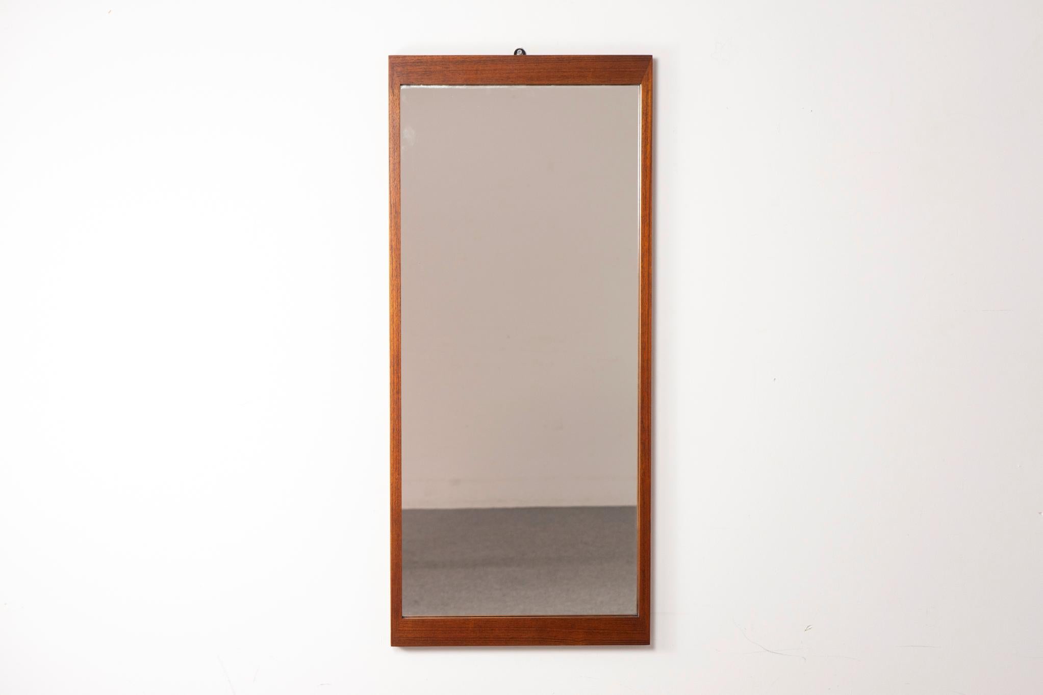 Dänischer Wandspiegel aus Teakholz, ca. 1960. Solider Rahmen mit schöner Maserung und Originalglas in schönem Zustand! 